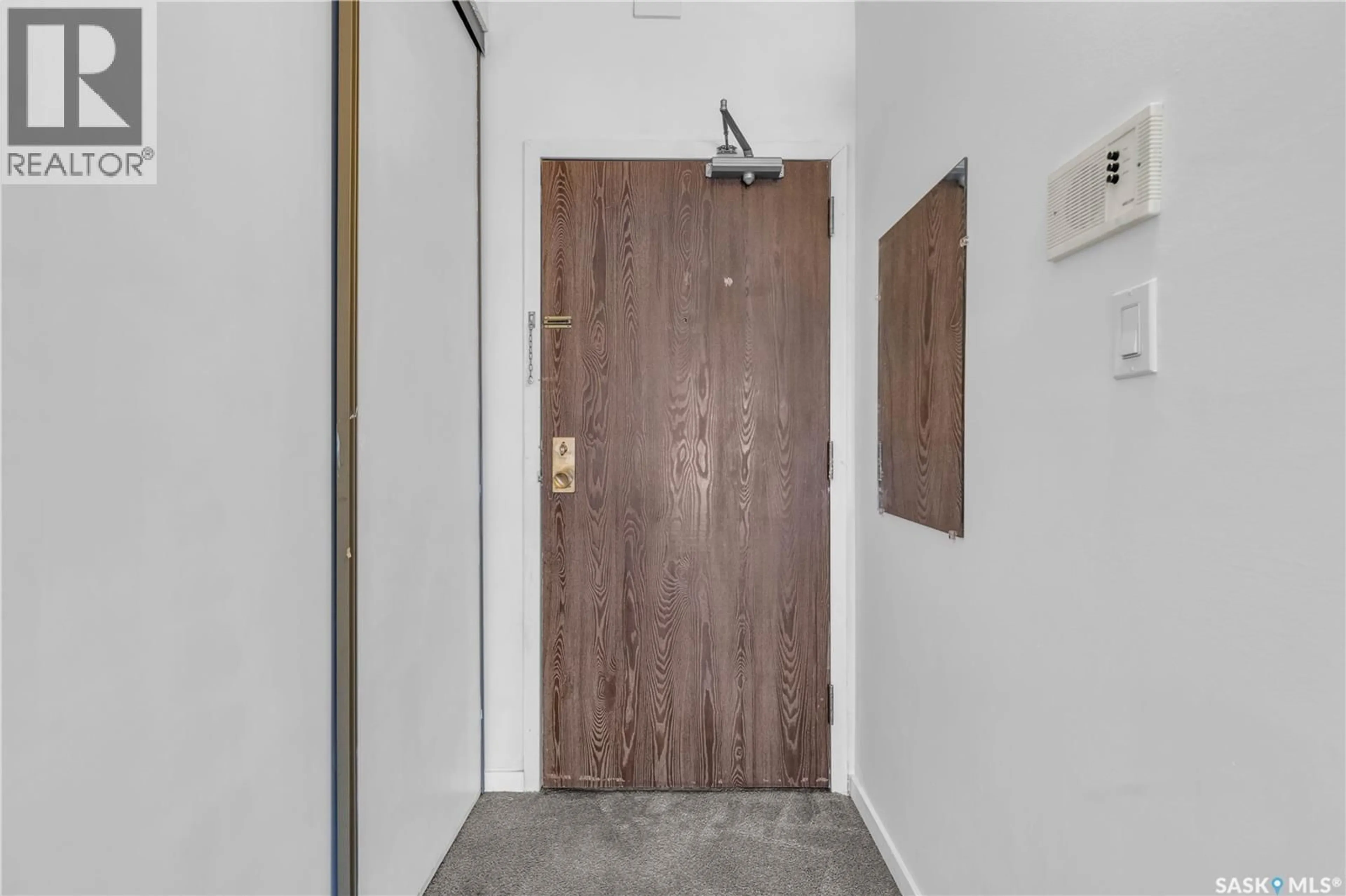 Indoor foyer for 301 419 TAIT COURT, Saskatoon Saskatchewan S7H5L3