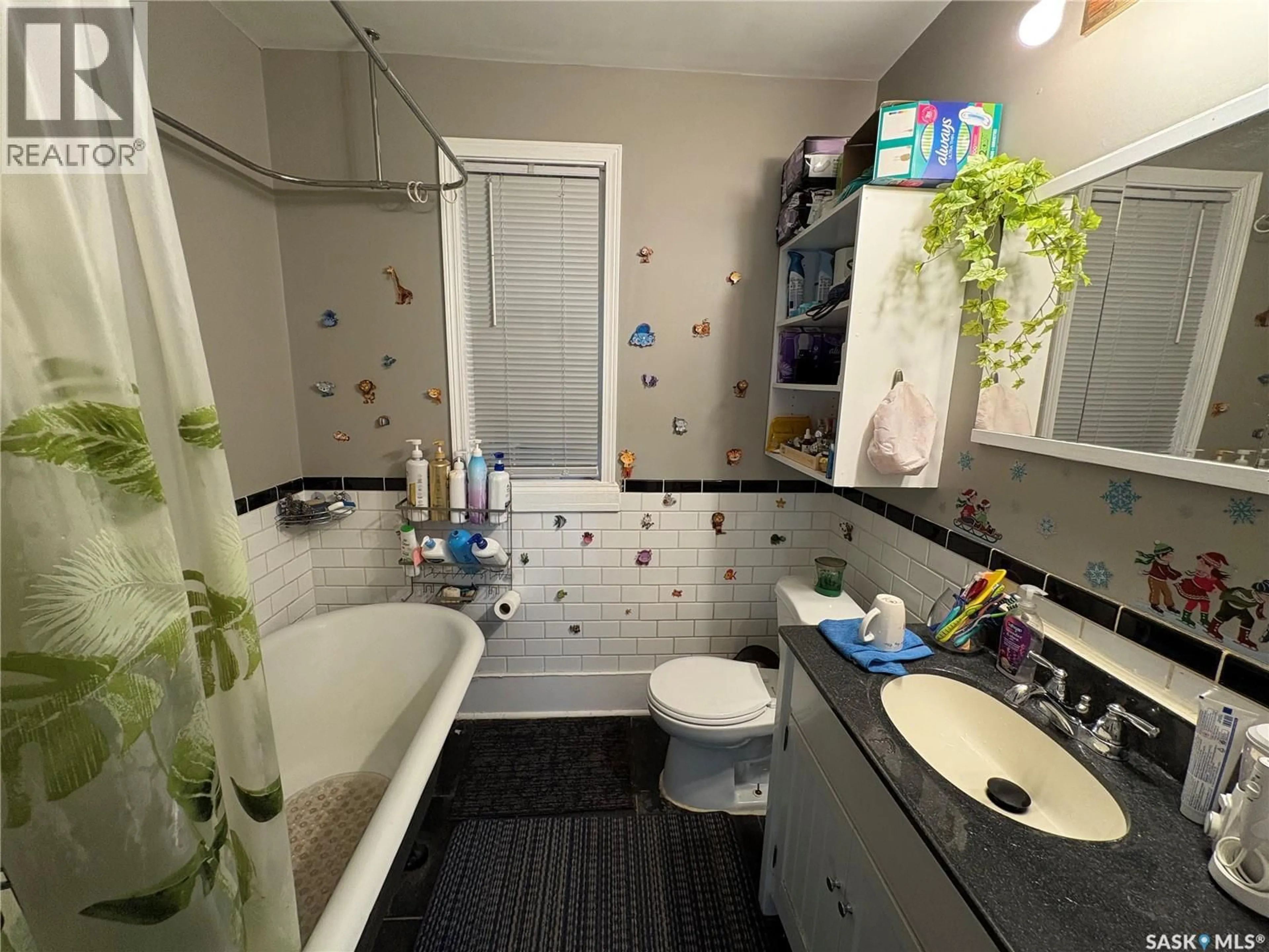 Standard bathroom, unknown for 1128 GARNET STREET, Regina Saskatchewan S4T2X8