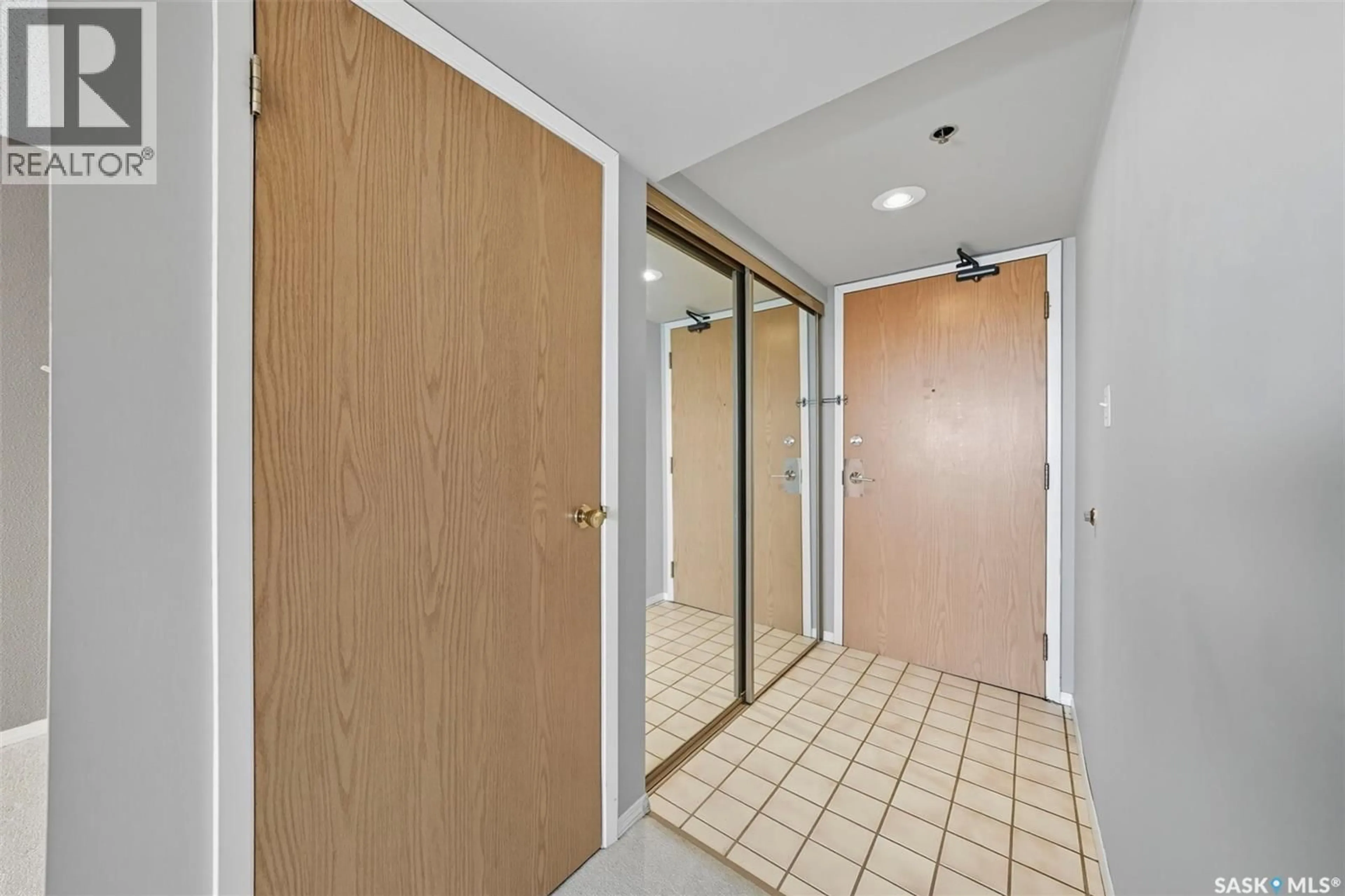 Indoor foyer for N - 1706 311 6TH AVENUE, Saskatoon Saskatchewan S7K7A9