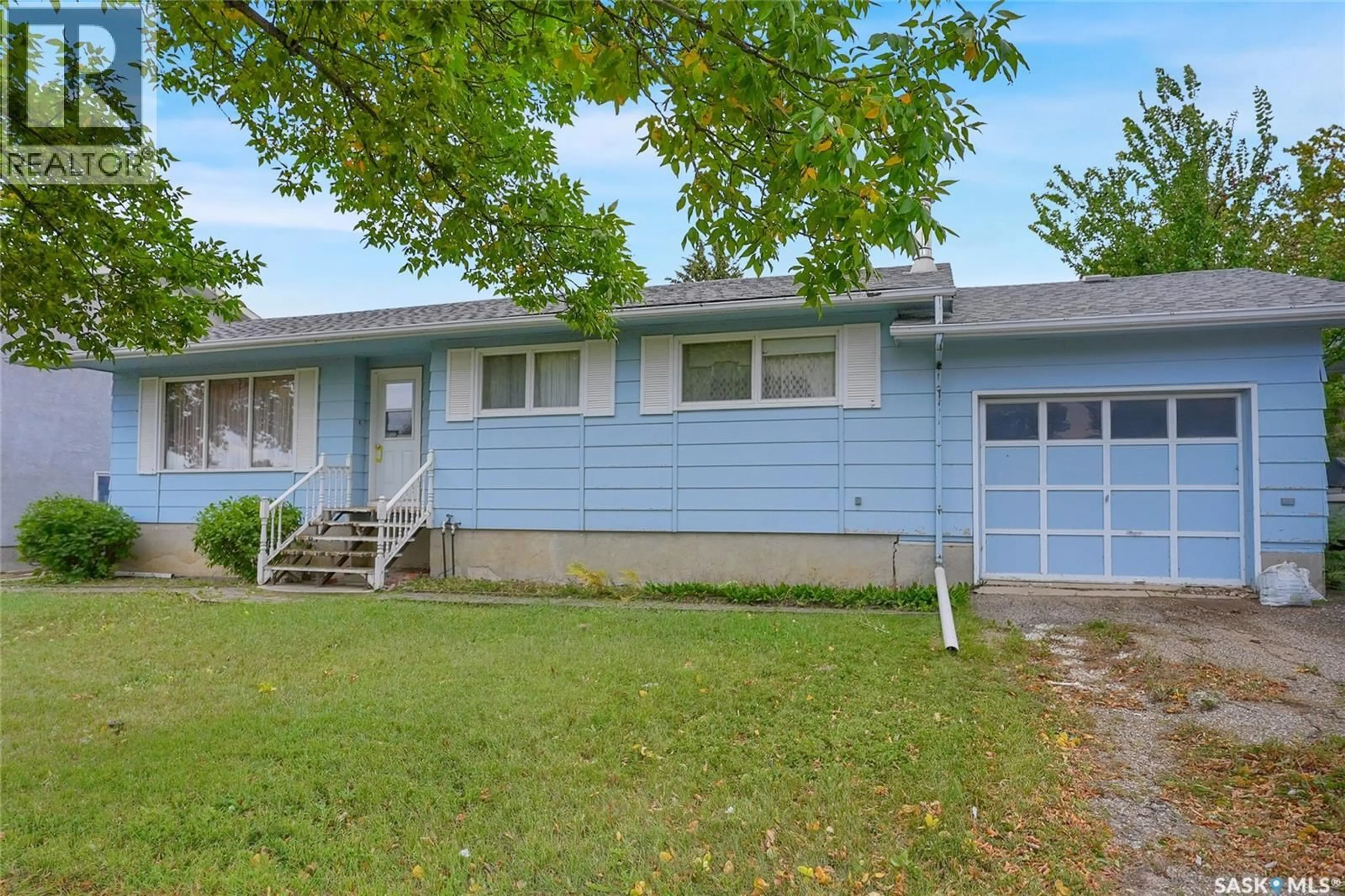 Home with vinyl exterior material, street for 524 6TH AVENUE, Assiniboia Saskatchewan S0H0B0
