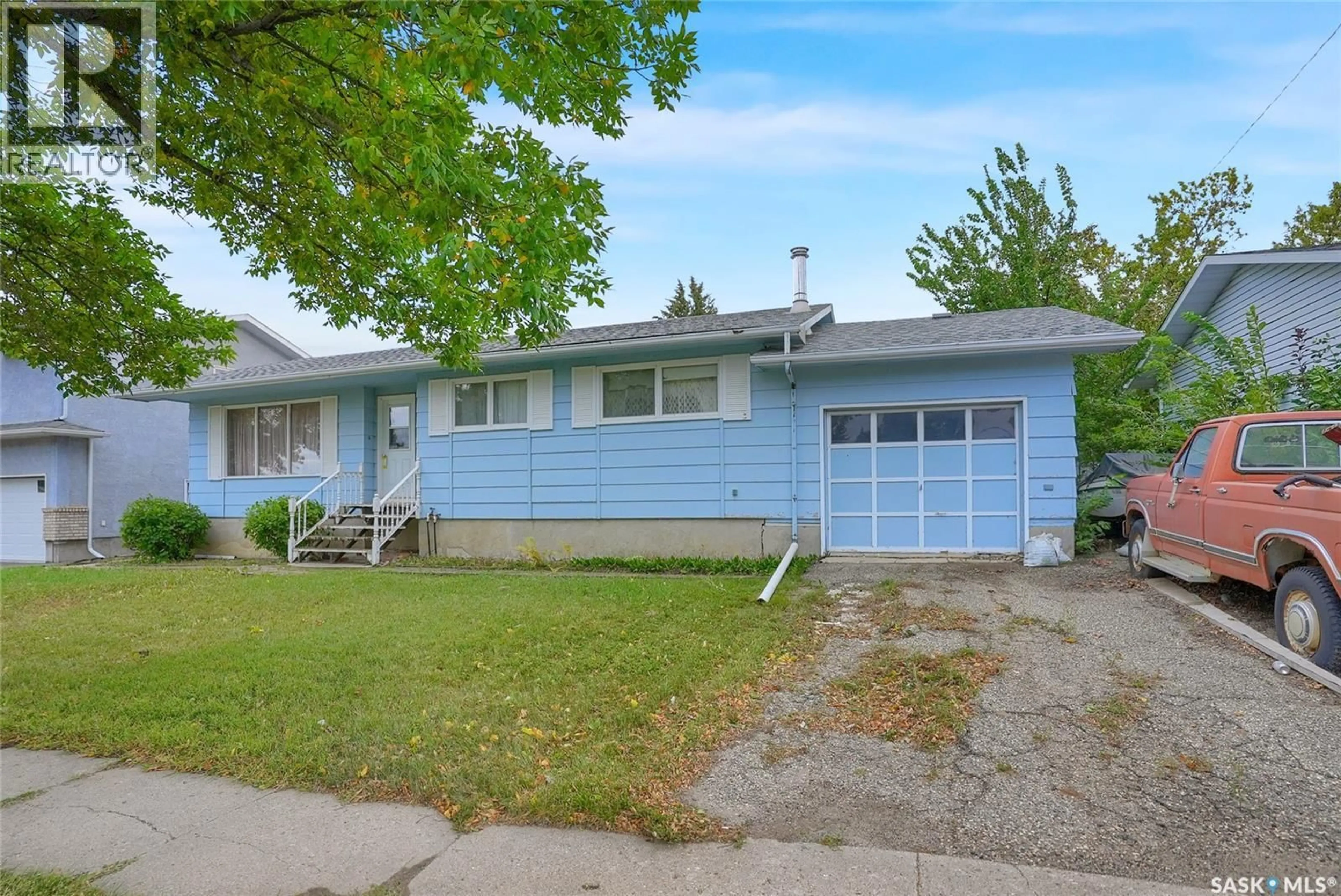 Home with vinyl exterior material, street for 524 6TH AVENUE, Assiniboia Saskatchewan S0H0B0
