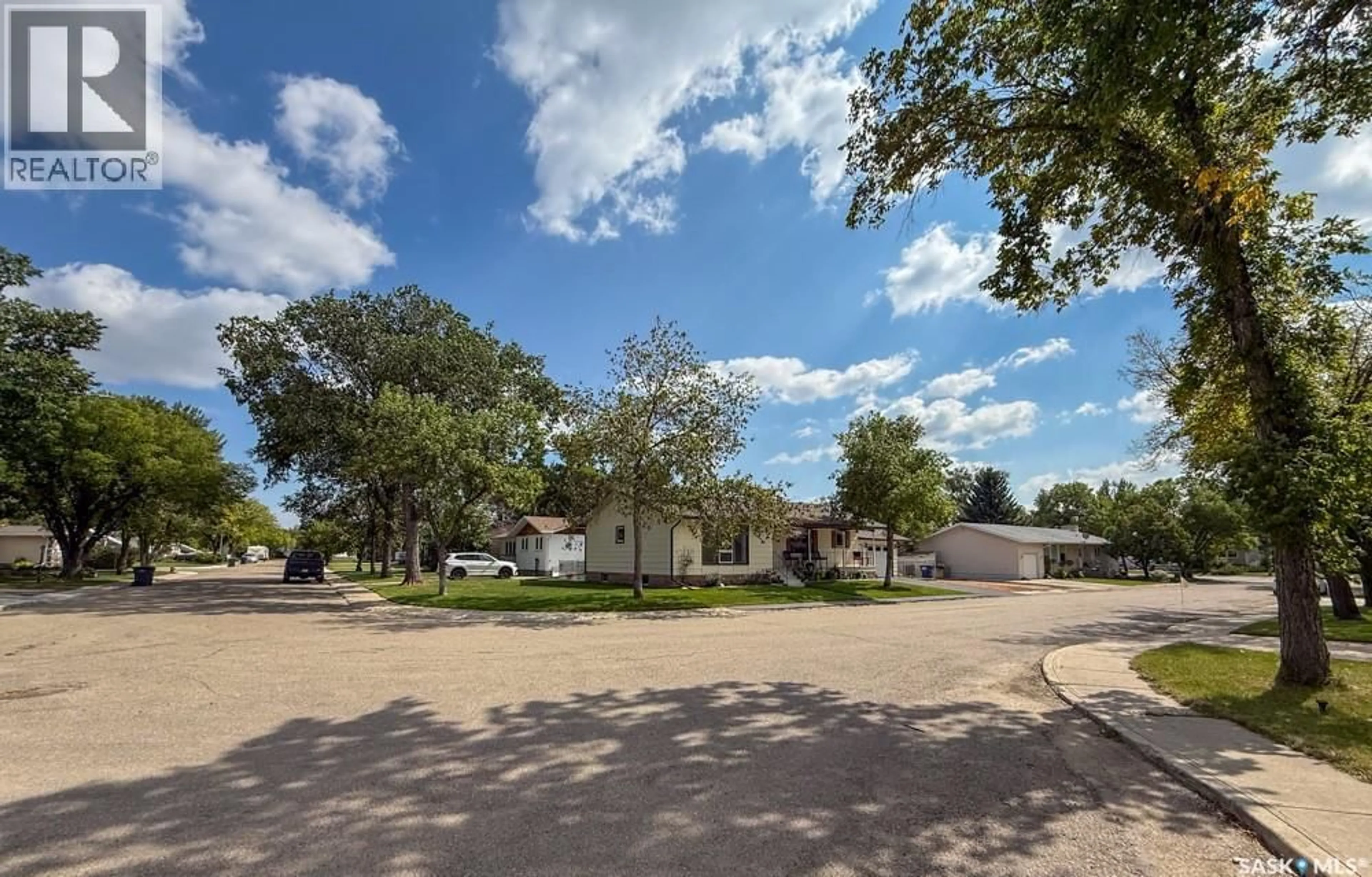 A pic from outside/outdoor area/front of a property/back of a property/a pic from drone, street for 568 POPLAR CRESCENT, Shaunavon Saskatchewan S0N2M0