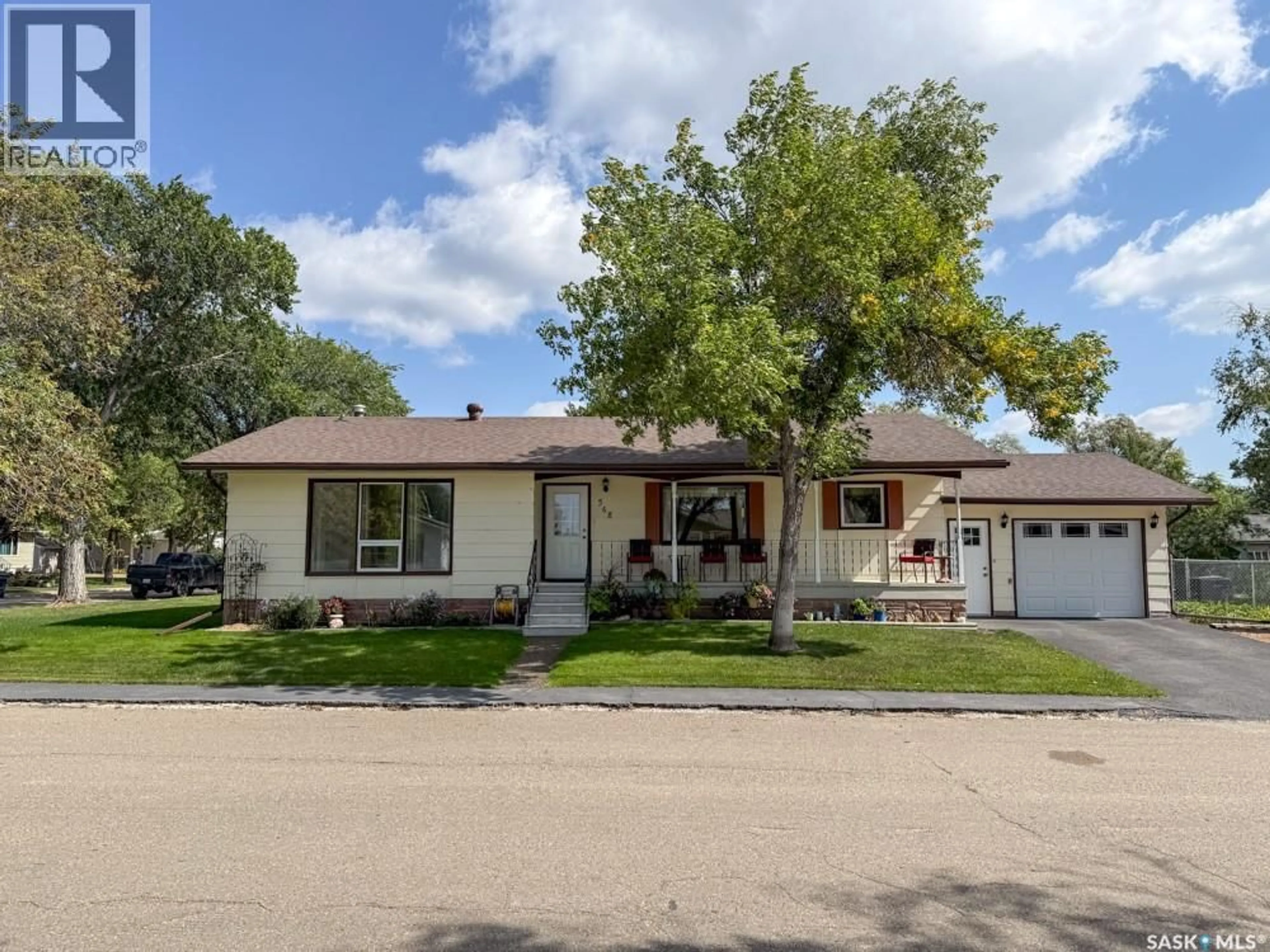 Home with brick exterior material, street for 568 POPLAR CRESCENT, Shaunavon Saskatchewan S0N2M0