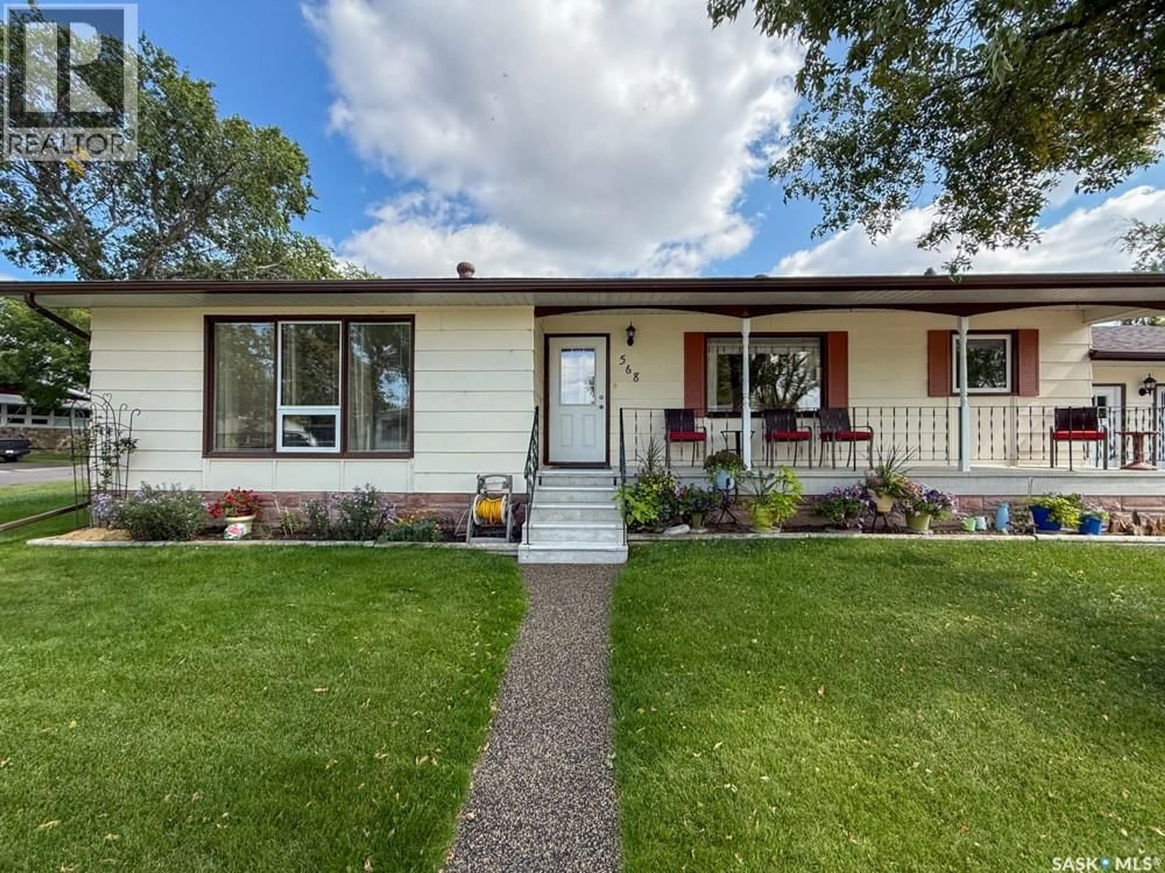 Home with vinyl exterior material, street for 568 POPLAR CRESCENT, Shaunavon Saskatchewan S0N2M0