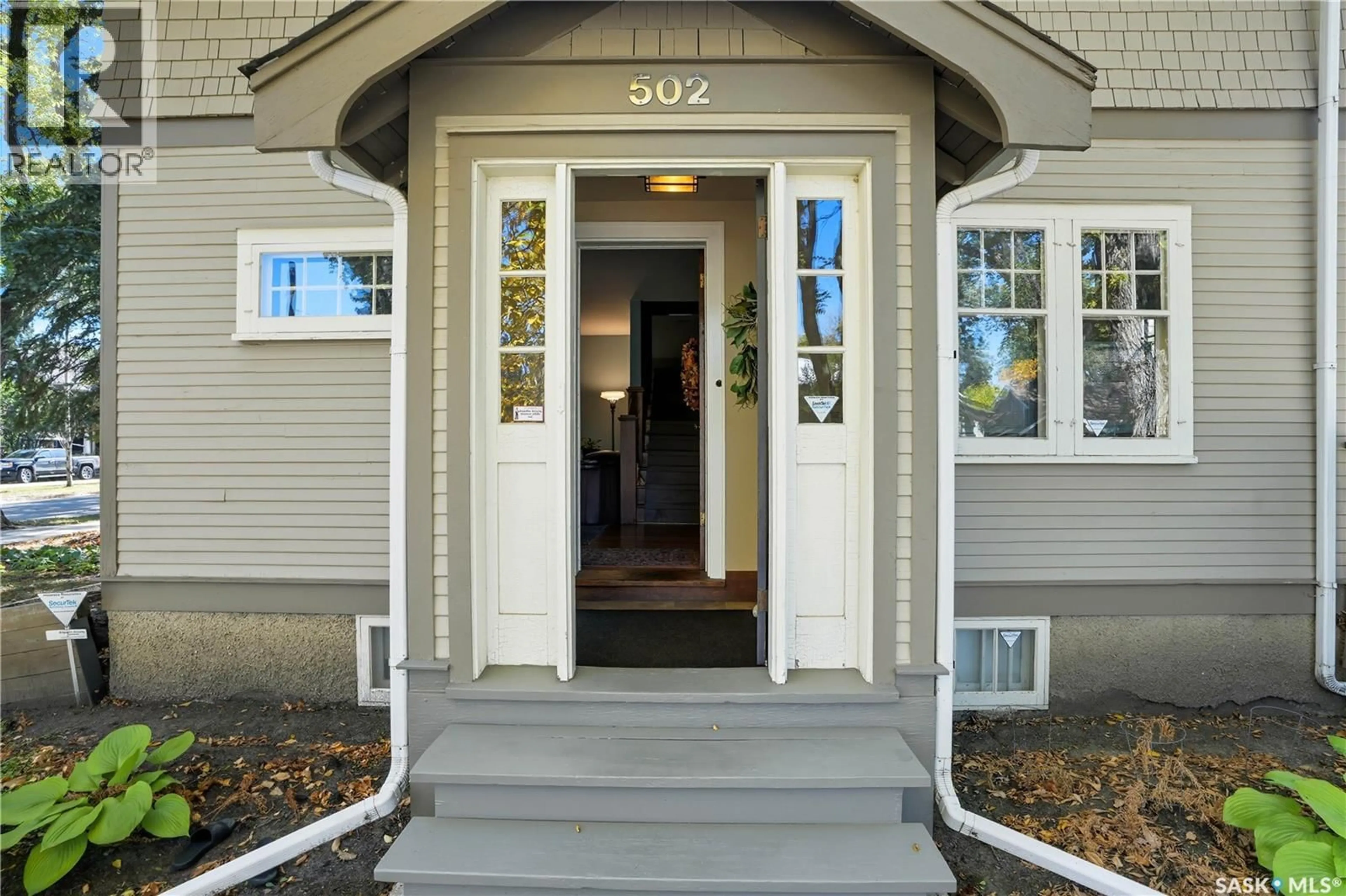 Indoor entryway for 502 LANSDOWNE AVENUE, Saskatoon Saskatchewan S7N1E1
