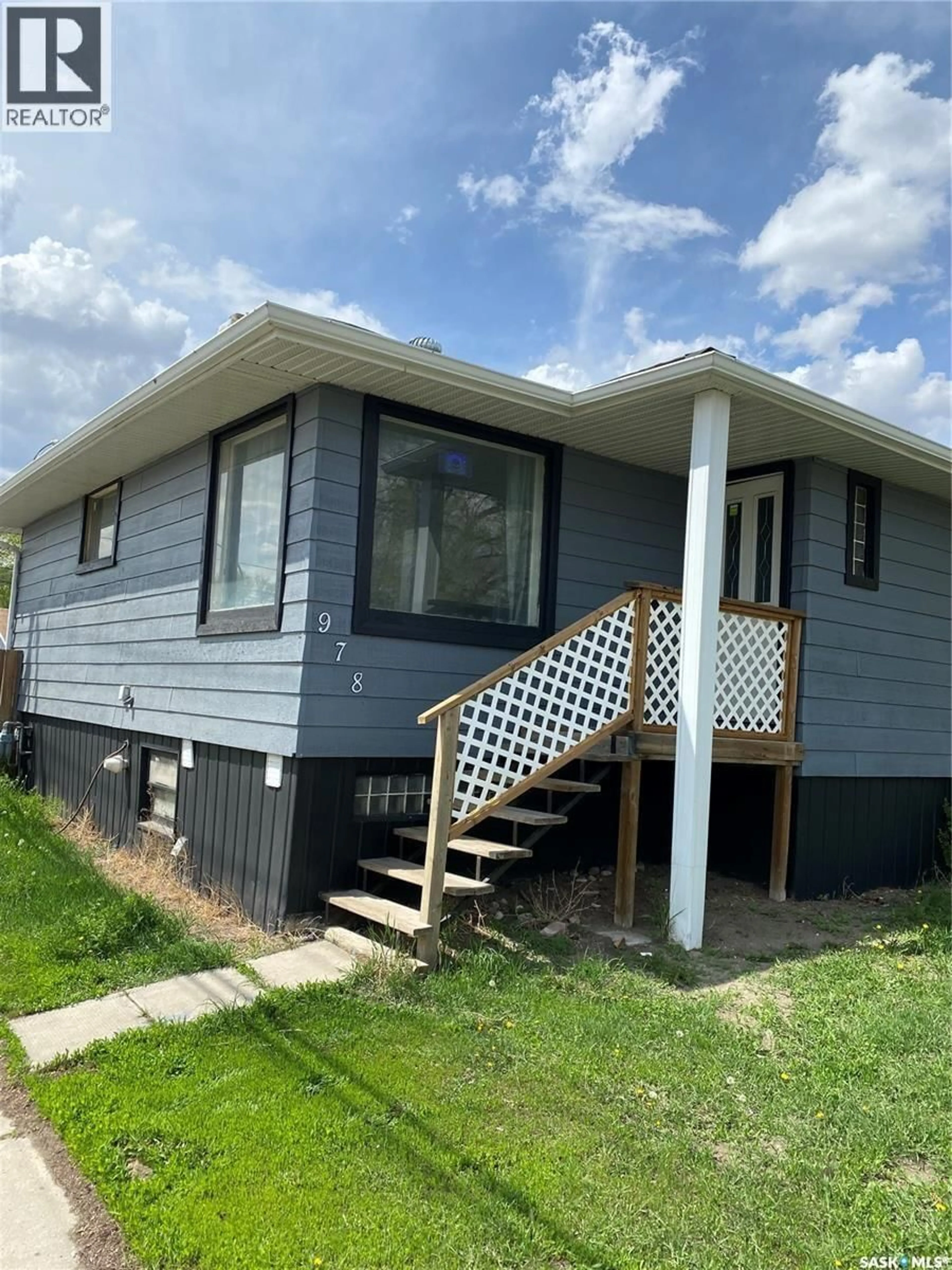 Home with vinyl exterior material, building for 978 LINDSAY STREET, Regina Saskatchewan S4N3A6