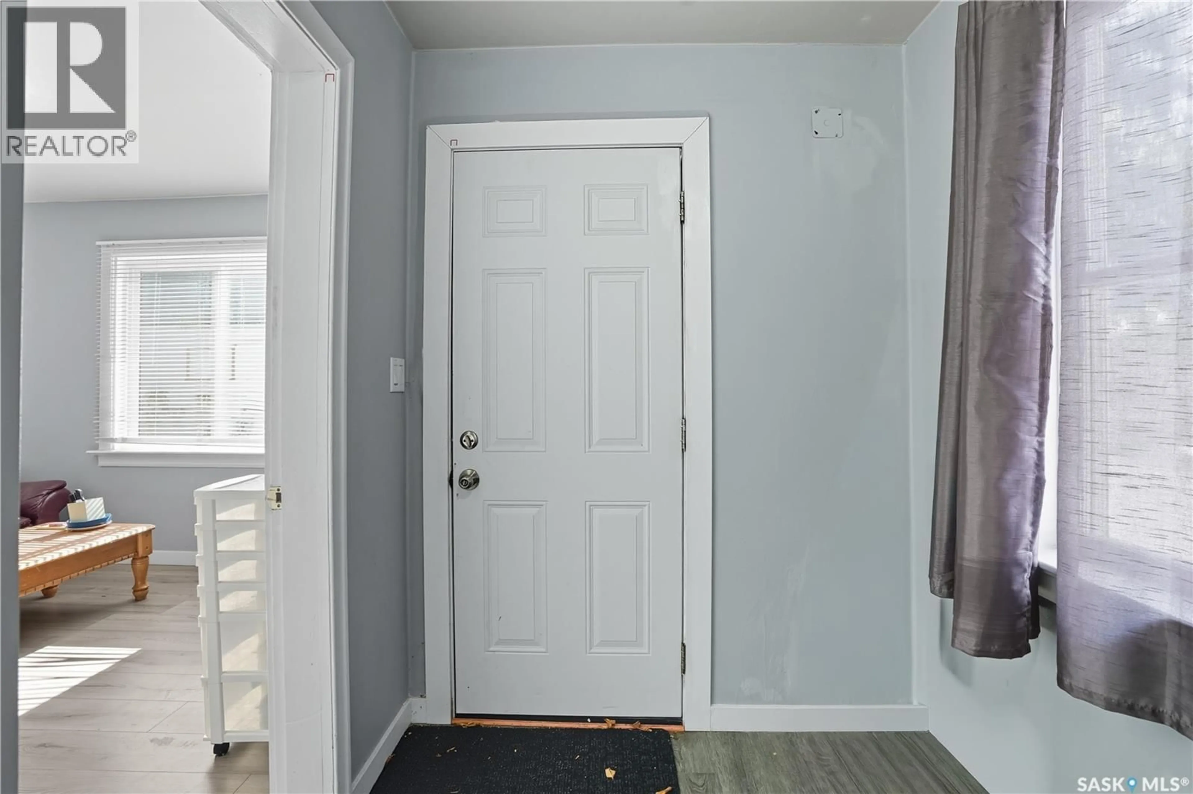 Indoor entryway for 114 E AVENUE S, Saskatoon Saskatchewan S7M1R6
