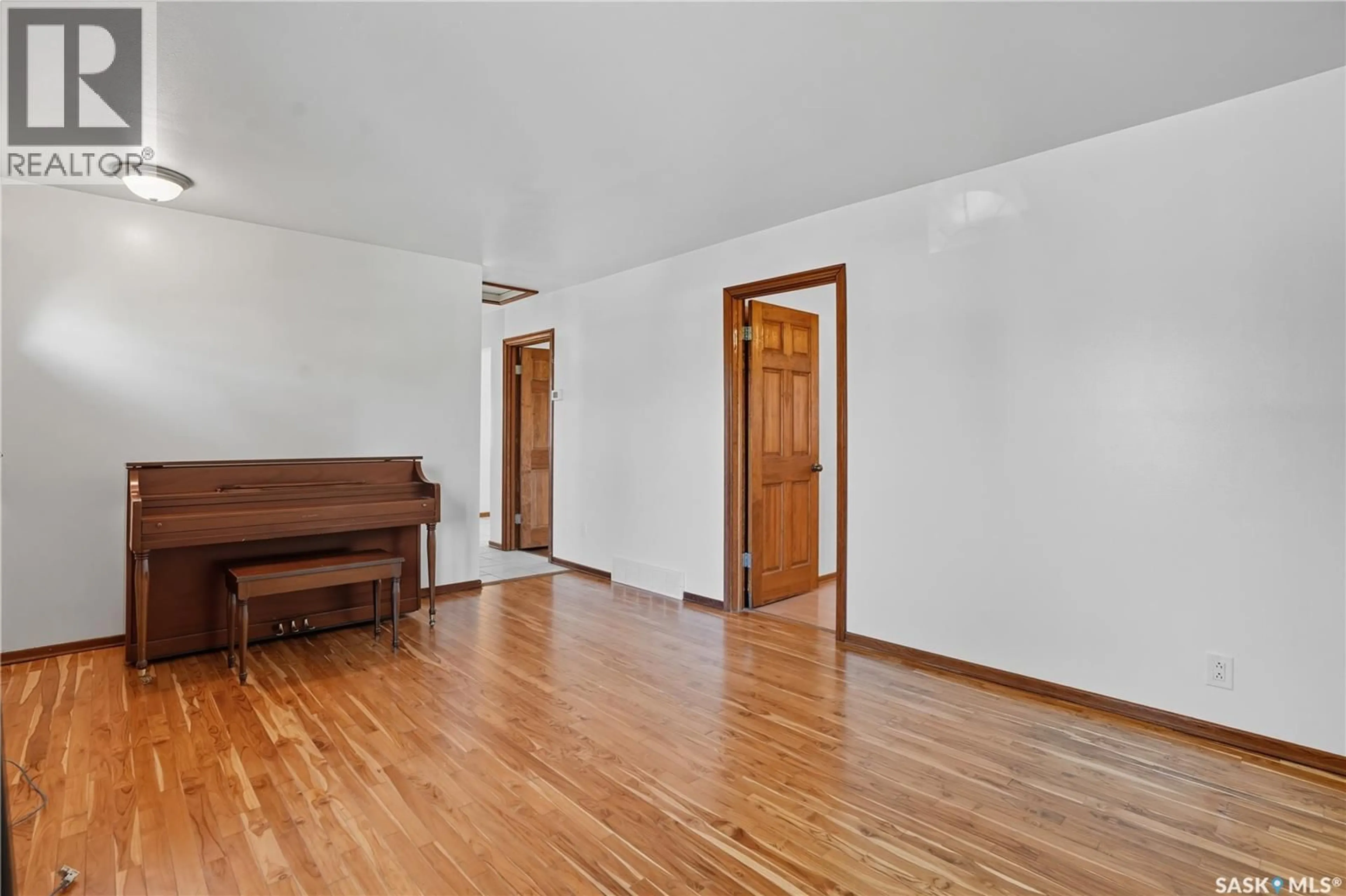 Indoor foyer for 700 CONNAUGHT STREET, Regina Saskatchewan S4T4V3