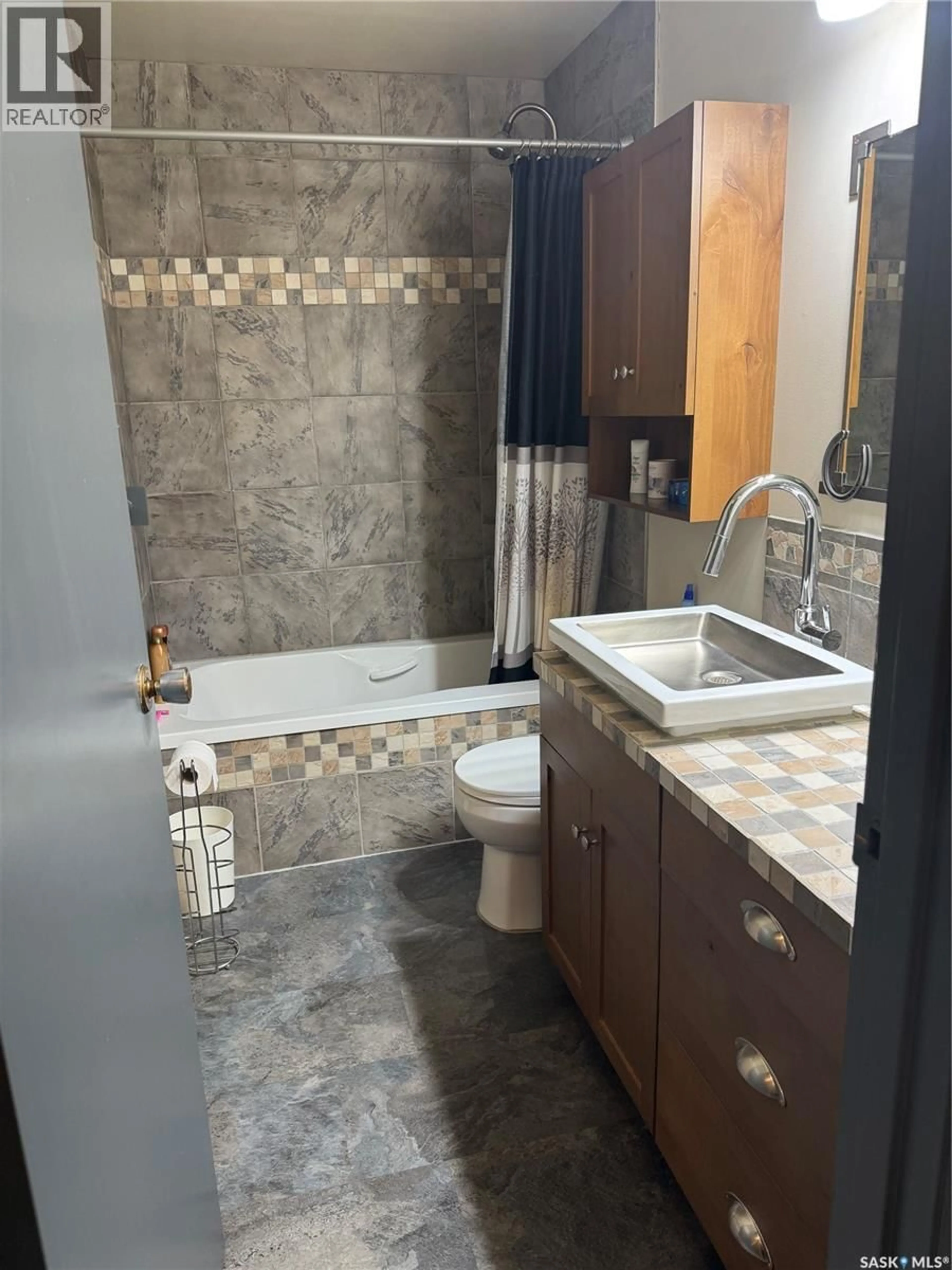 Standard bathroom, ceramic/tile floor for 203 MACDONALD STREET, Stockholm Saskatchewan S0A3Y0