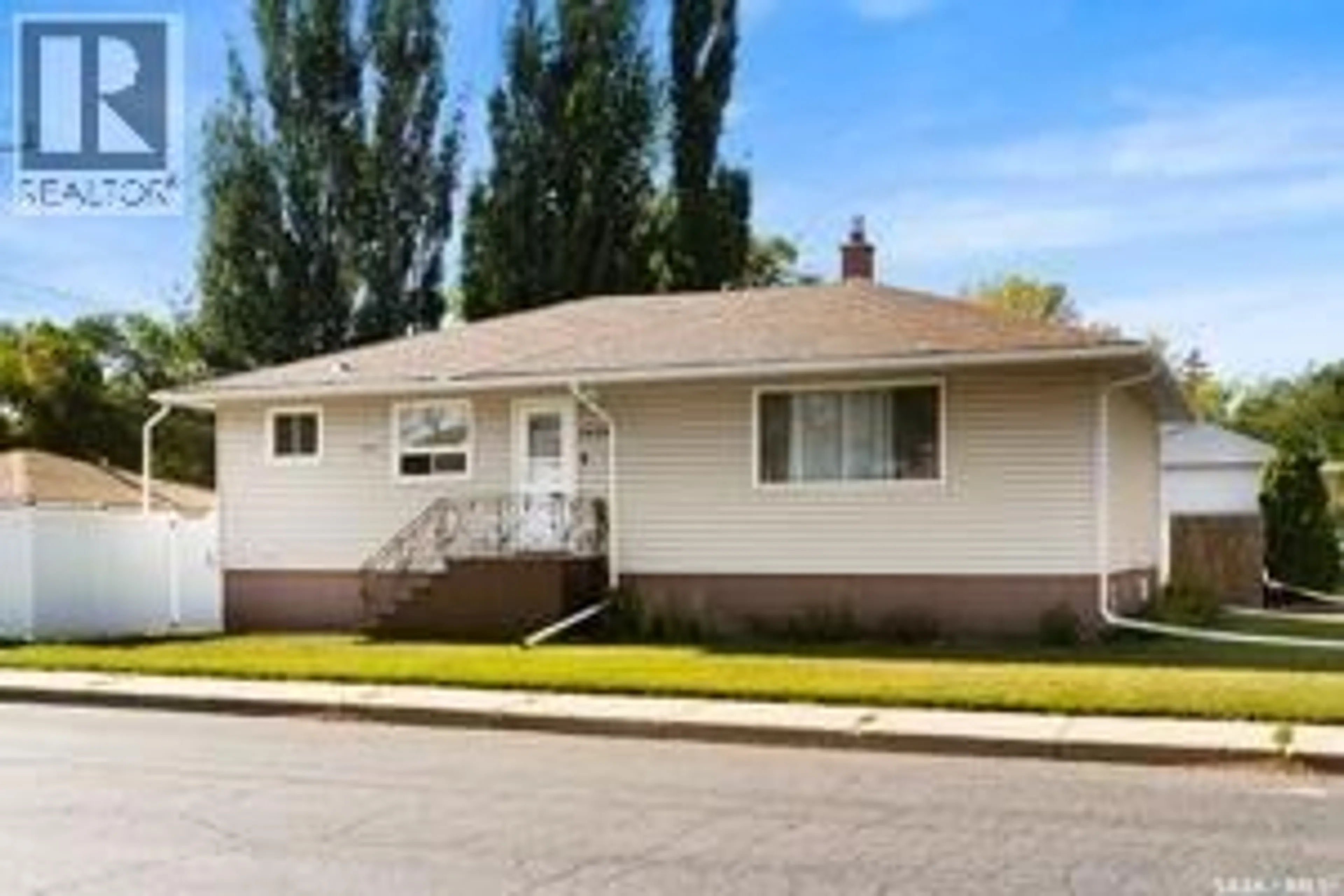 Home with vinyl exterior material, street for 1000 HORACE STREET, Regina Saskatchewan S4T5L2