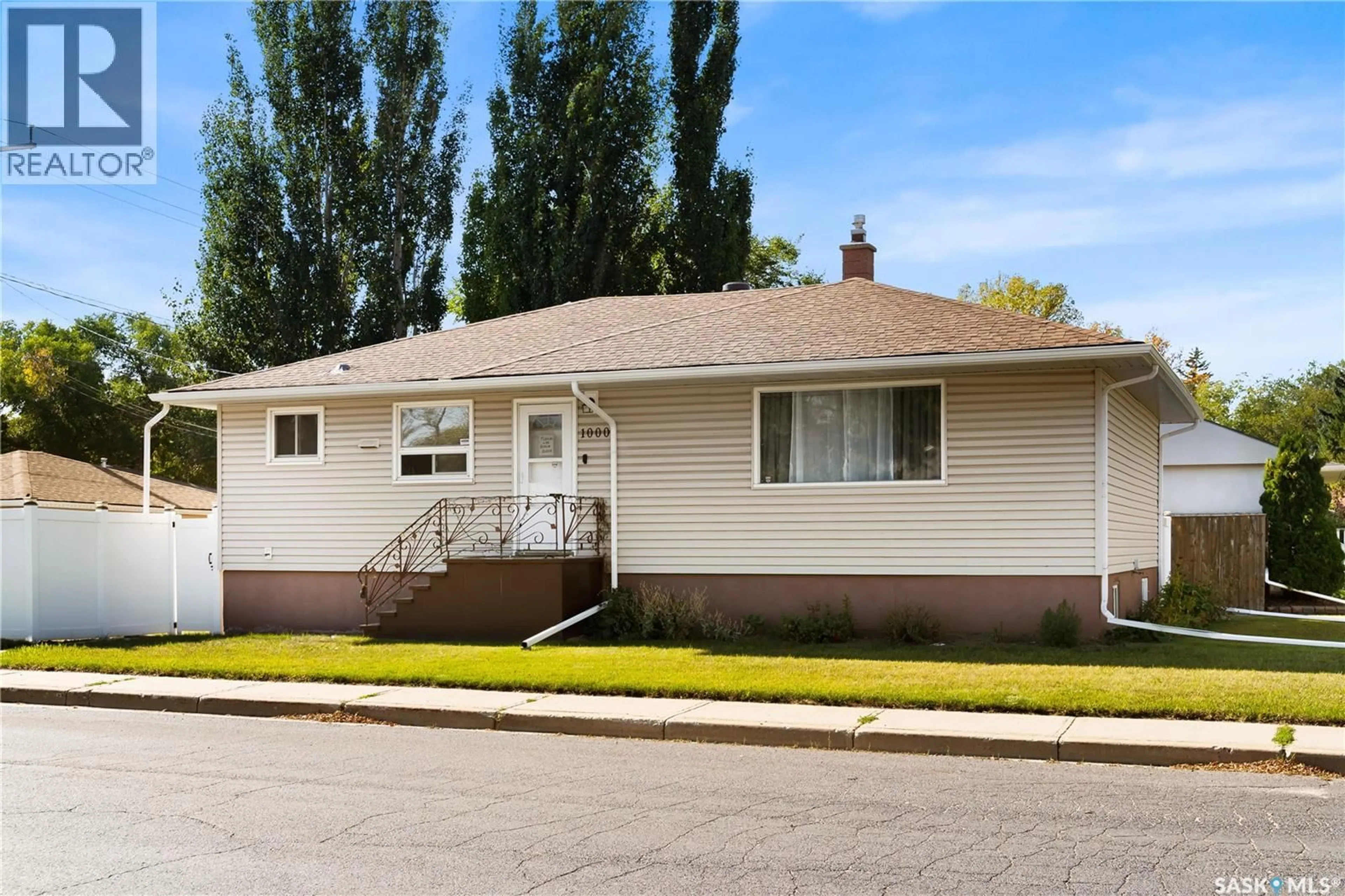 Home with vinyl exterior material, street for 1000 HORACE STREET, Regina Saskatchewan S4T5L2