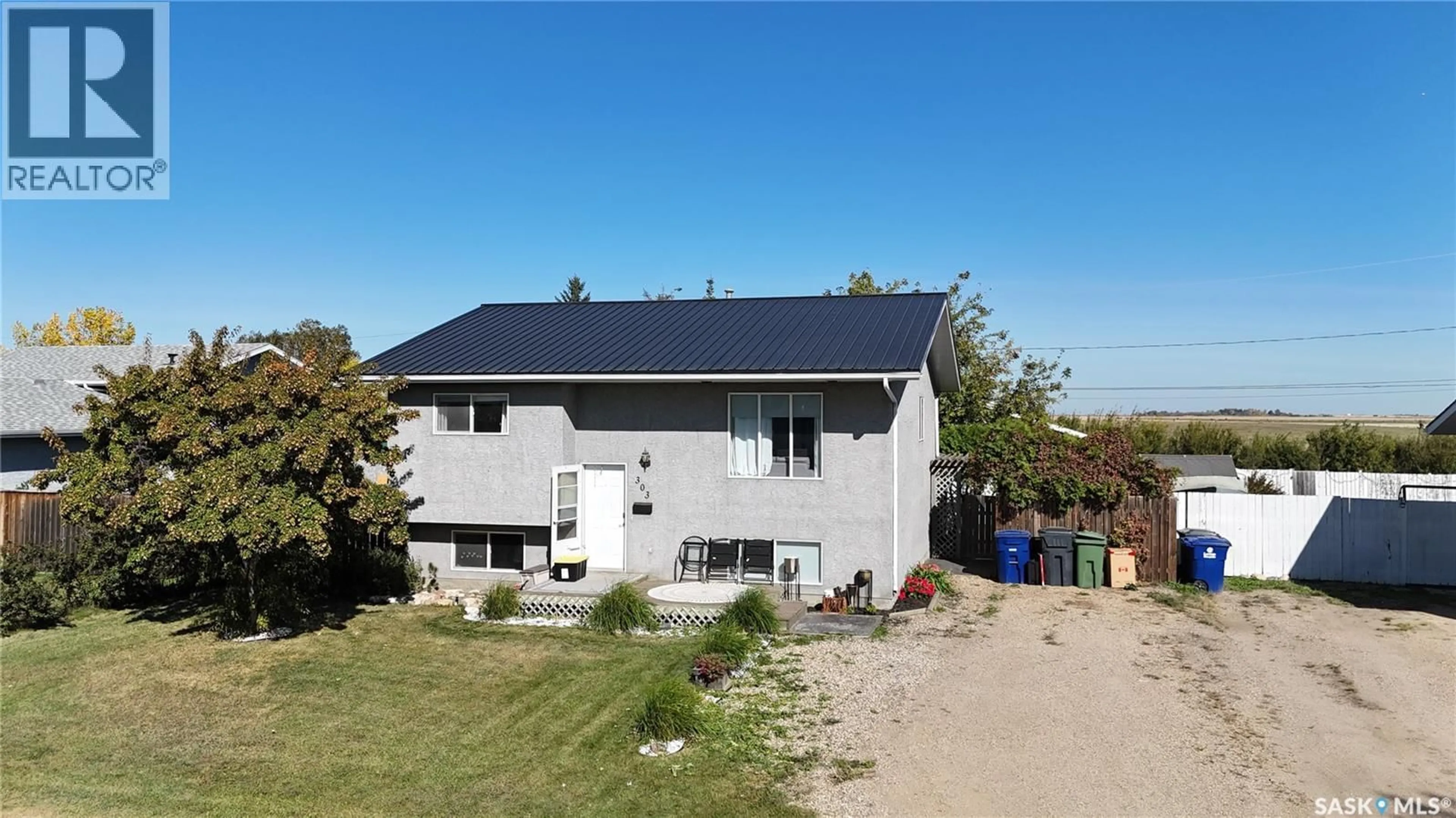 Home with vinyl exterior material, street for 303 4TH STREET, Dundurn Saskatchewan S0K1K0