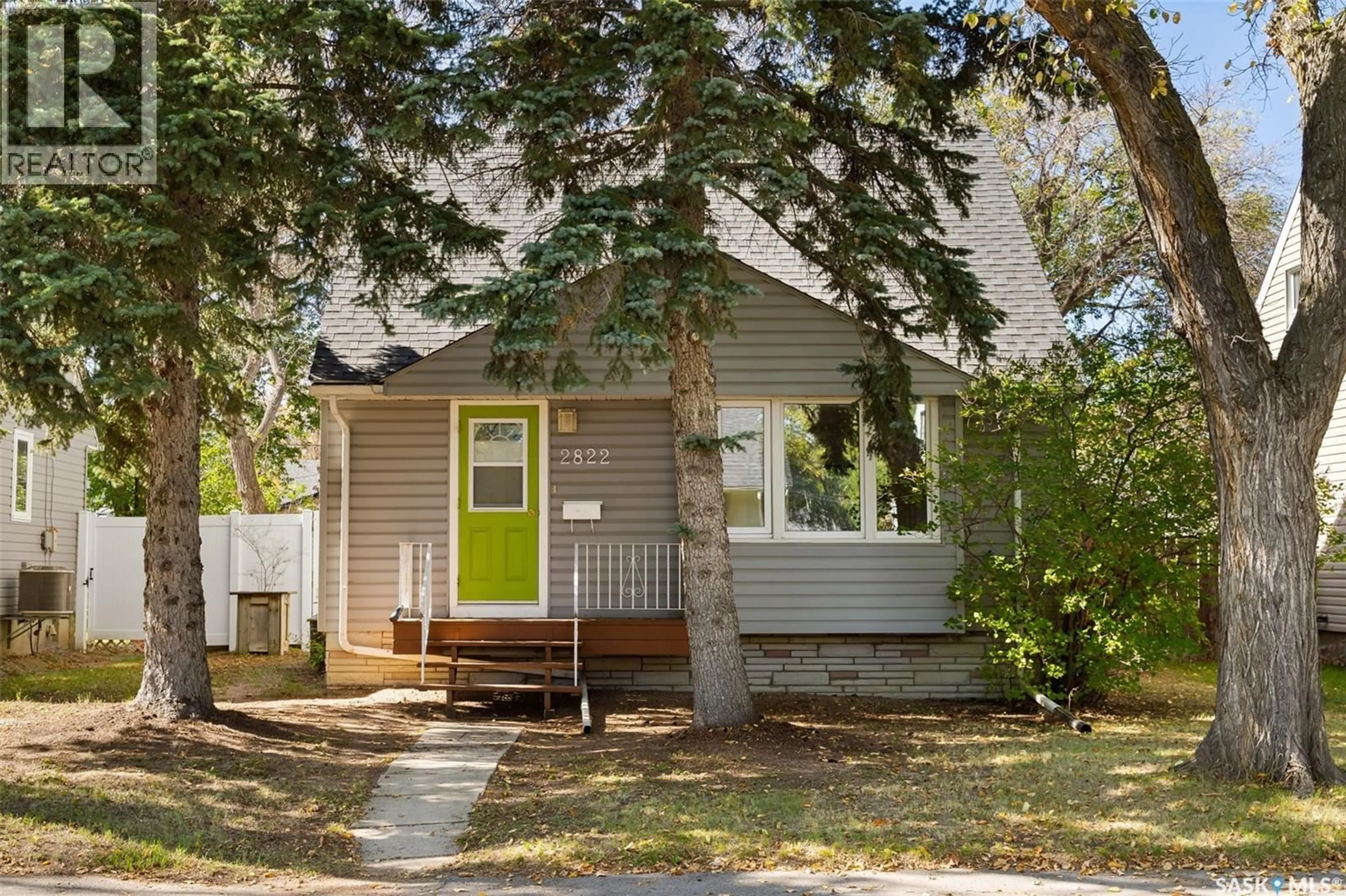 Home with vinyl exterior material, street for 2822 ARGYLE STREET, Regina Saskatchewan S4S2A7