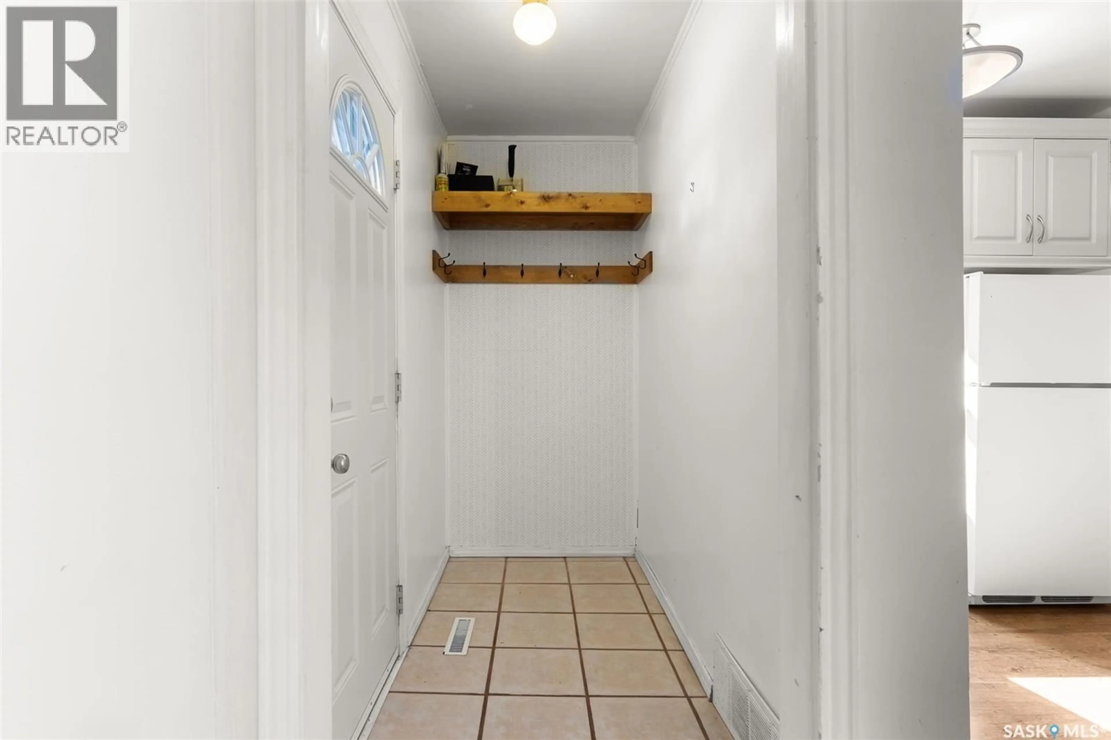 Indoor entryway for 2822 ARGYLE STREET, Regina Saskatchewan S4S2A7