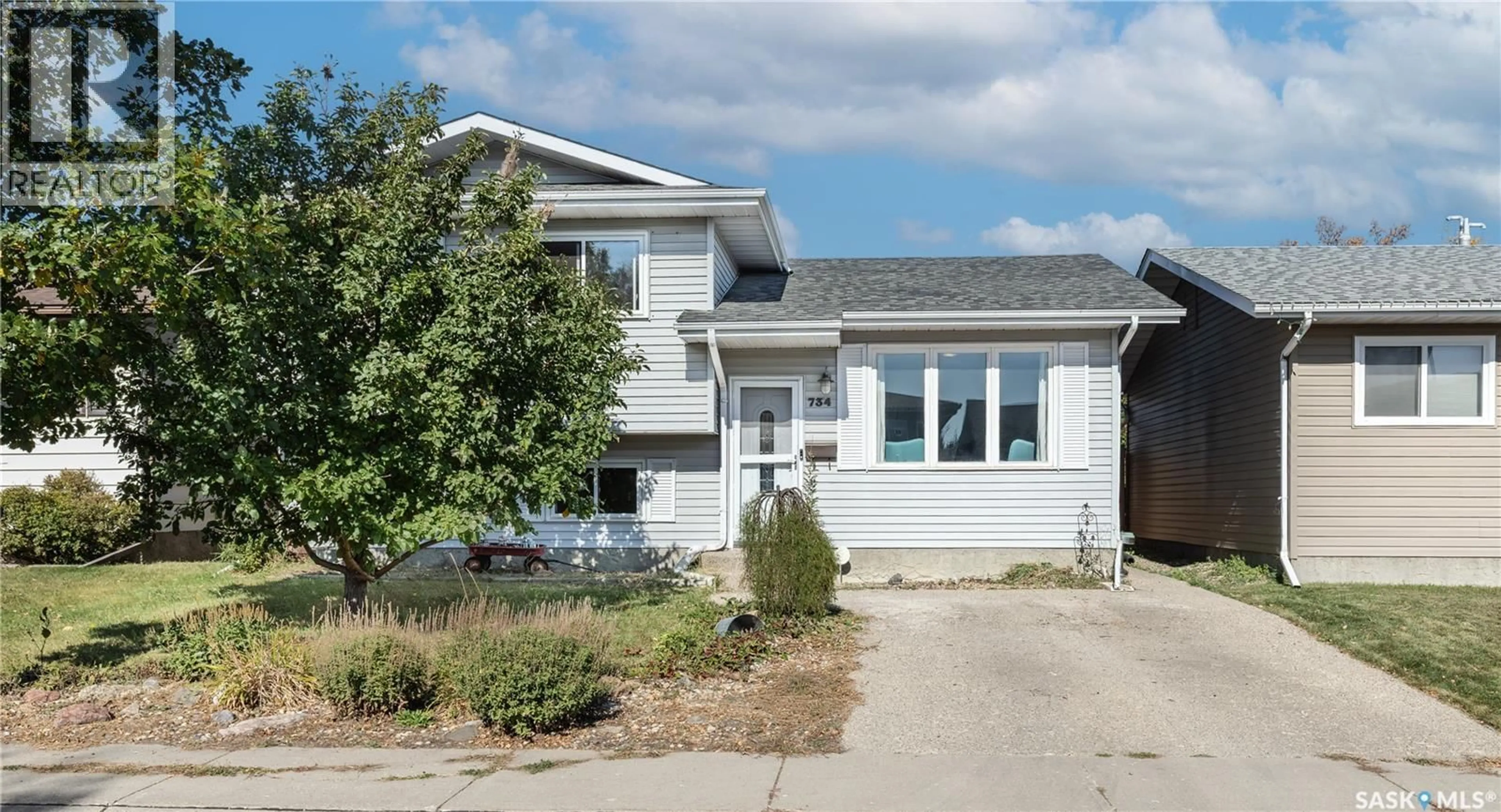 Home with vinyl exterior material, street for 734 WHELAN WAY, Saskatoon Saskatchewan S7L7E5