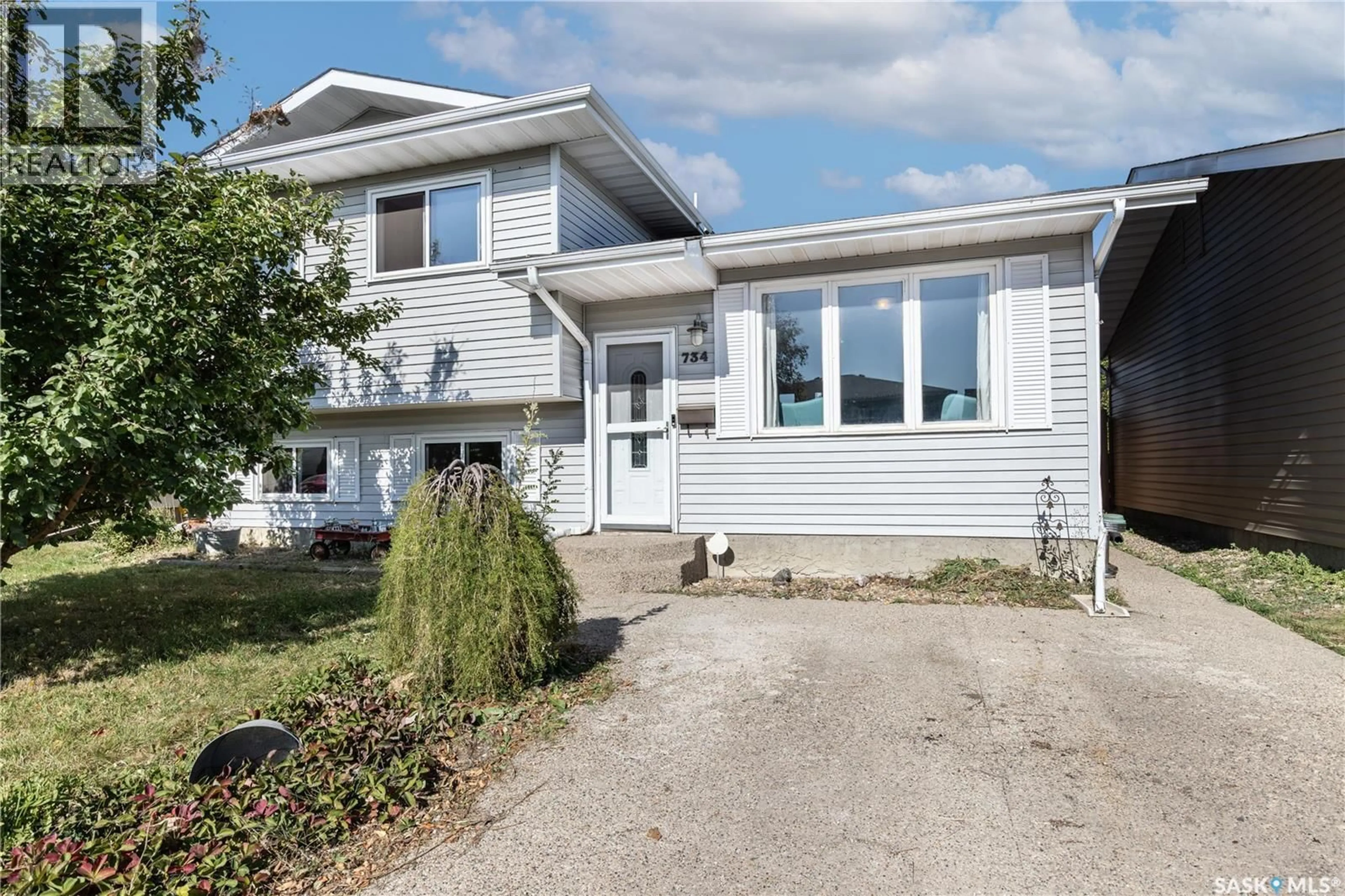 Home with vinyl exterior material, street for 734 WHELAN WAY, Saskatoon Saskatchewan S7L7E5