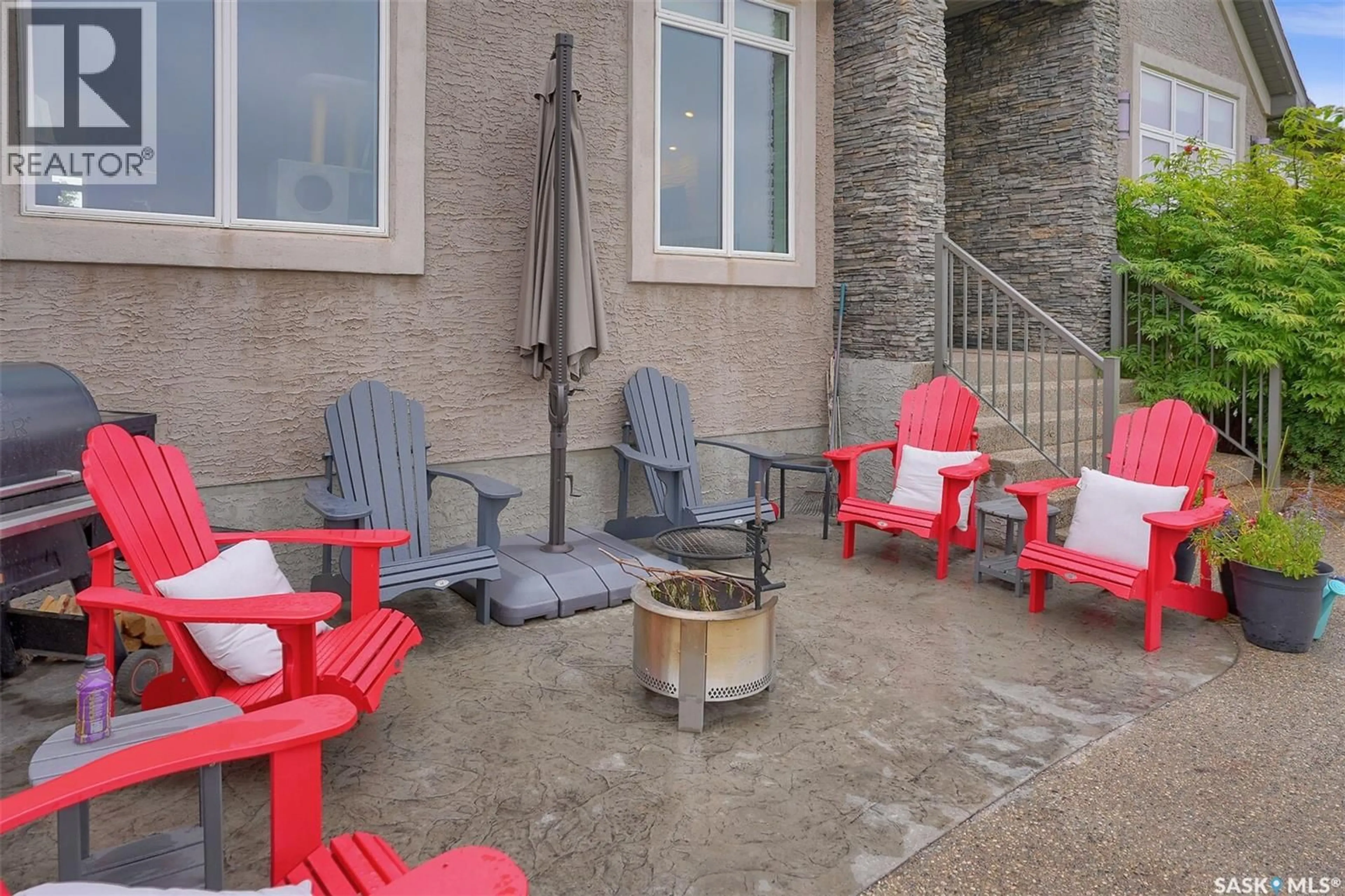 Patio, street for 300 HANLEY CRESCENT, Edenwold Rm No.158 Saskatchewan S0G3Z0
