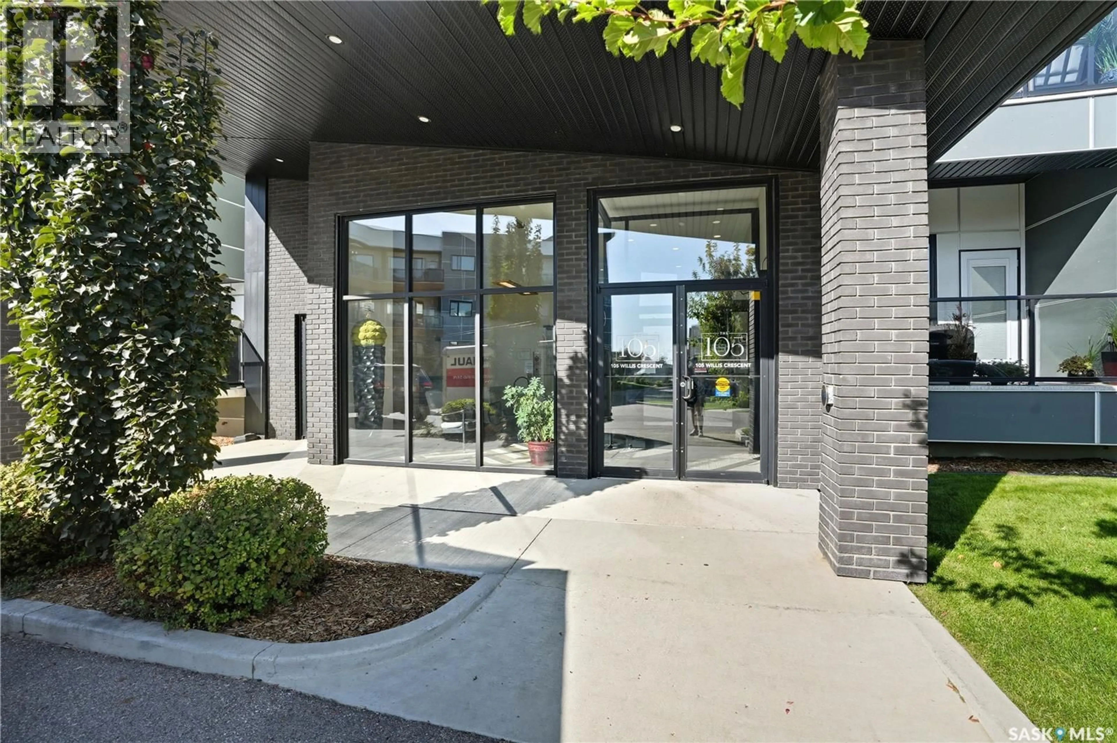 Indoor foyer for 105 - 303 WILLIS CRESCENT, Saskatoon Saskatchewan S7T0Z3