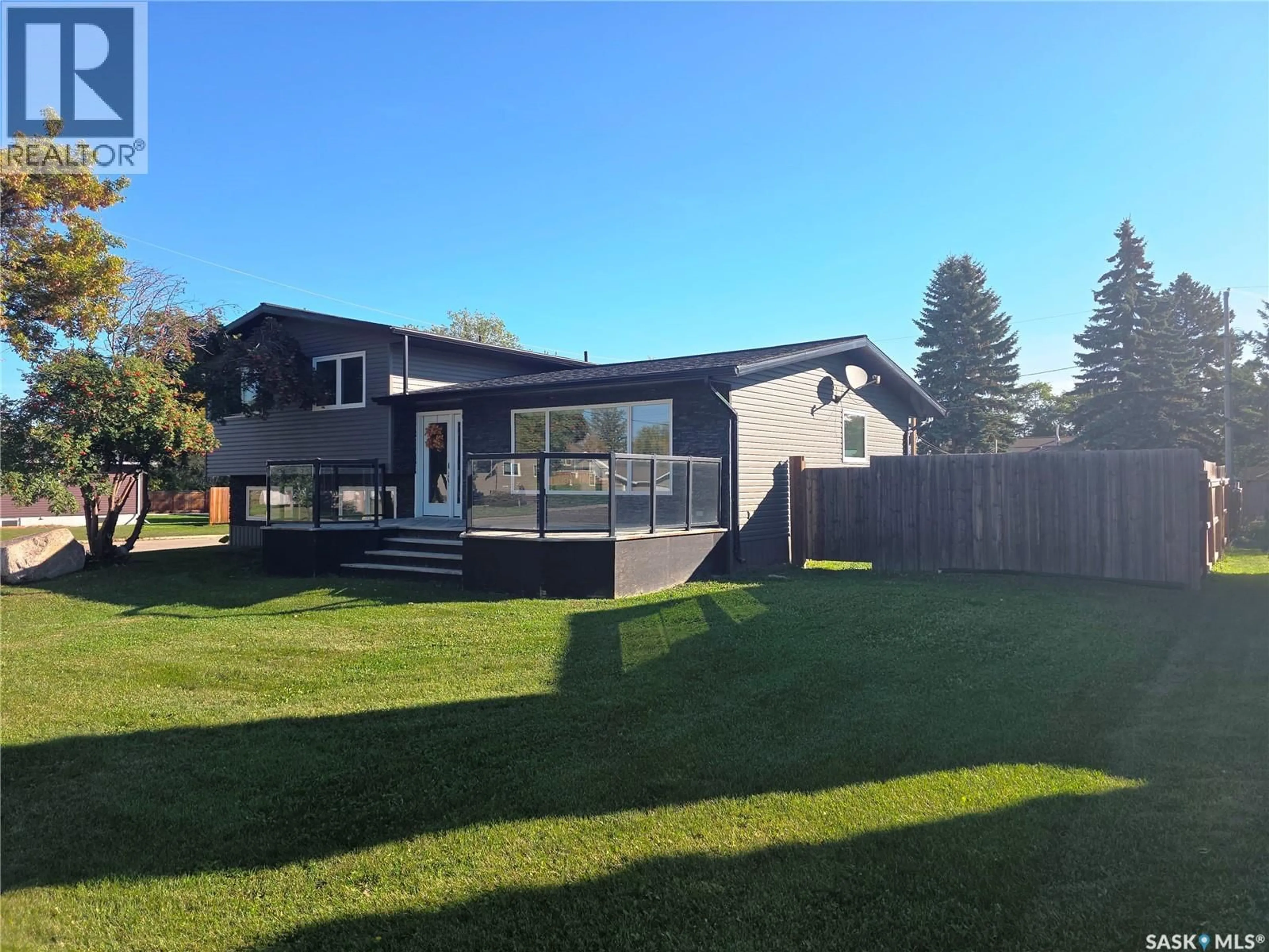A pic from outside/outdoor area/front of a property/back of a property/a pic from drone, building for 302 8TH STREET, Wynyard Saskatchewan S0A4T0