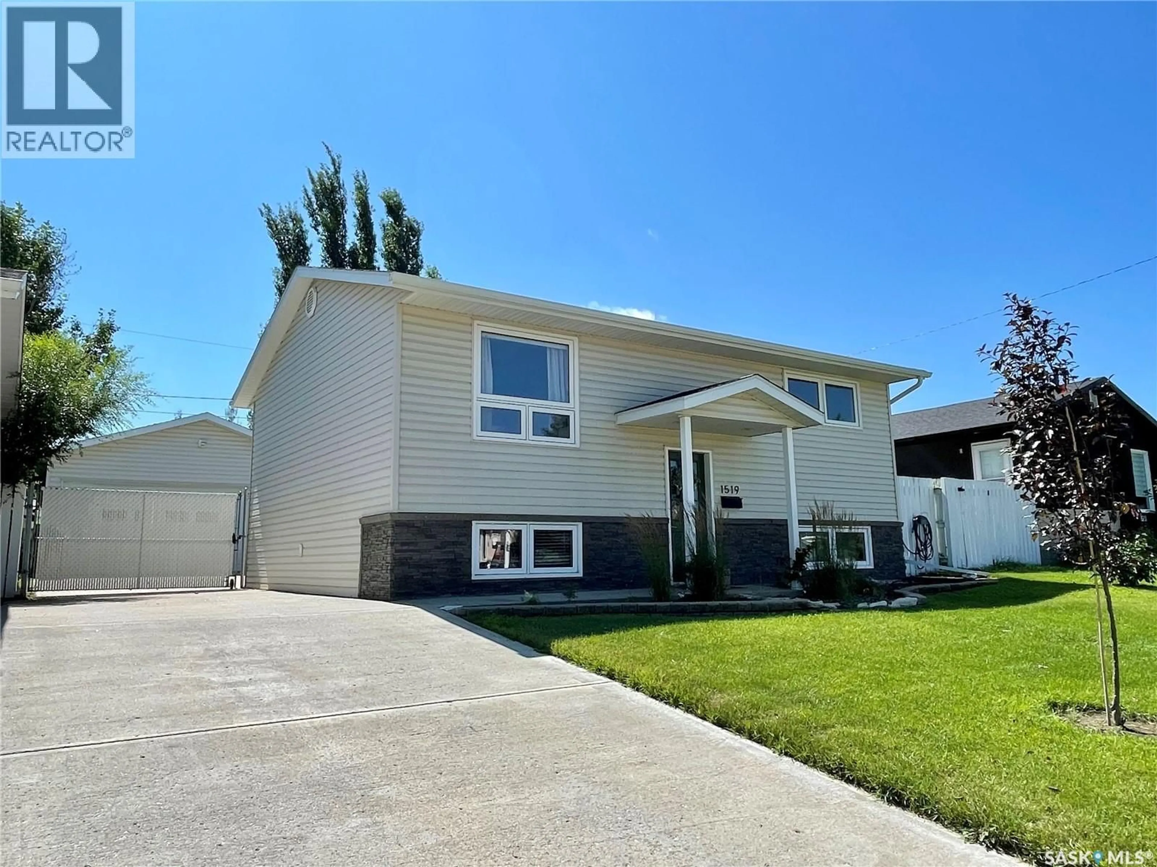 Home with vinyl exterior material, street for 1519 GRANDVIEW STREET, Moose Jaw Saskatchewan S6H6R4
