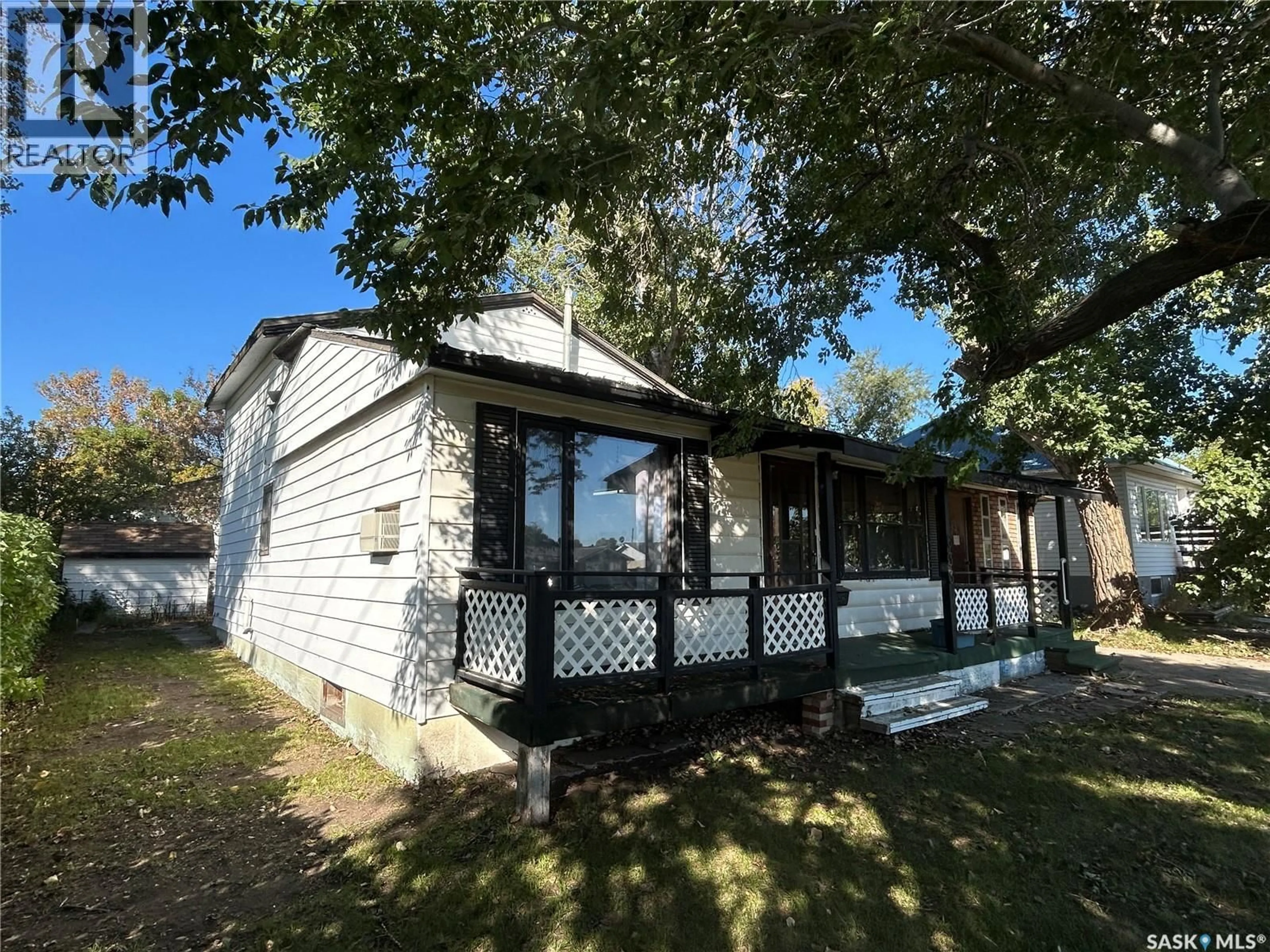 A pic from outside/outdoor area/front of a property/back of a property/a pic from drone, street for 633 KING STREET, Estevan Saskatchewan S4A1K9