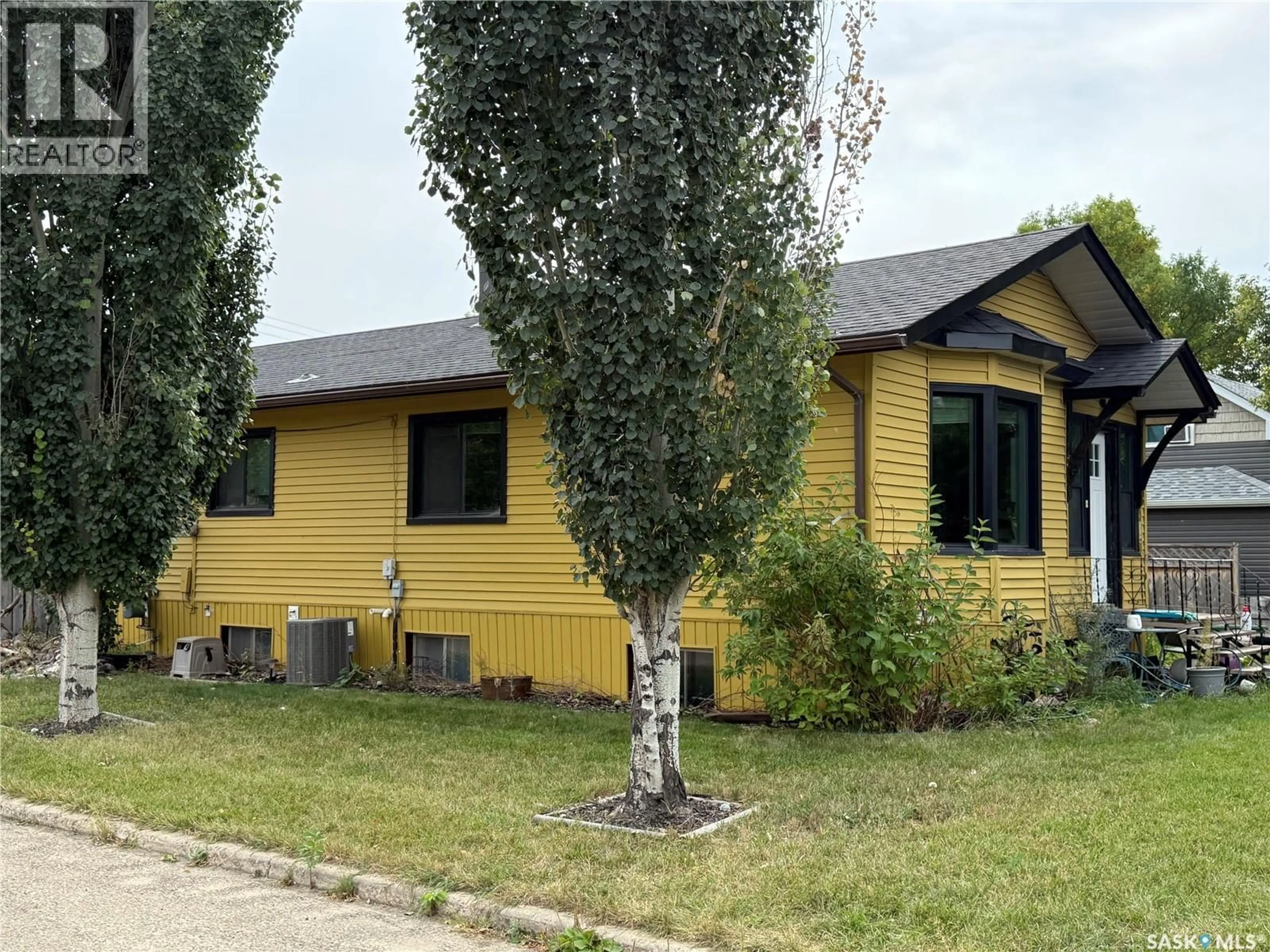 Home with vinyl exterior material, street for 575 8TH AVENUE, Swift Current Saskatchewan S9H2R2