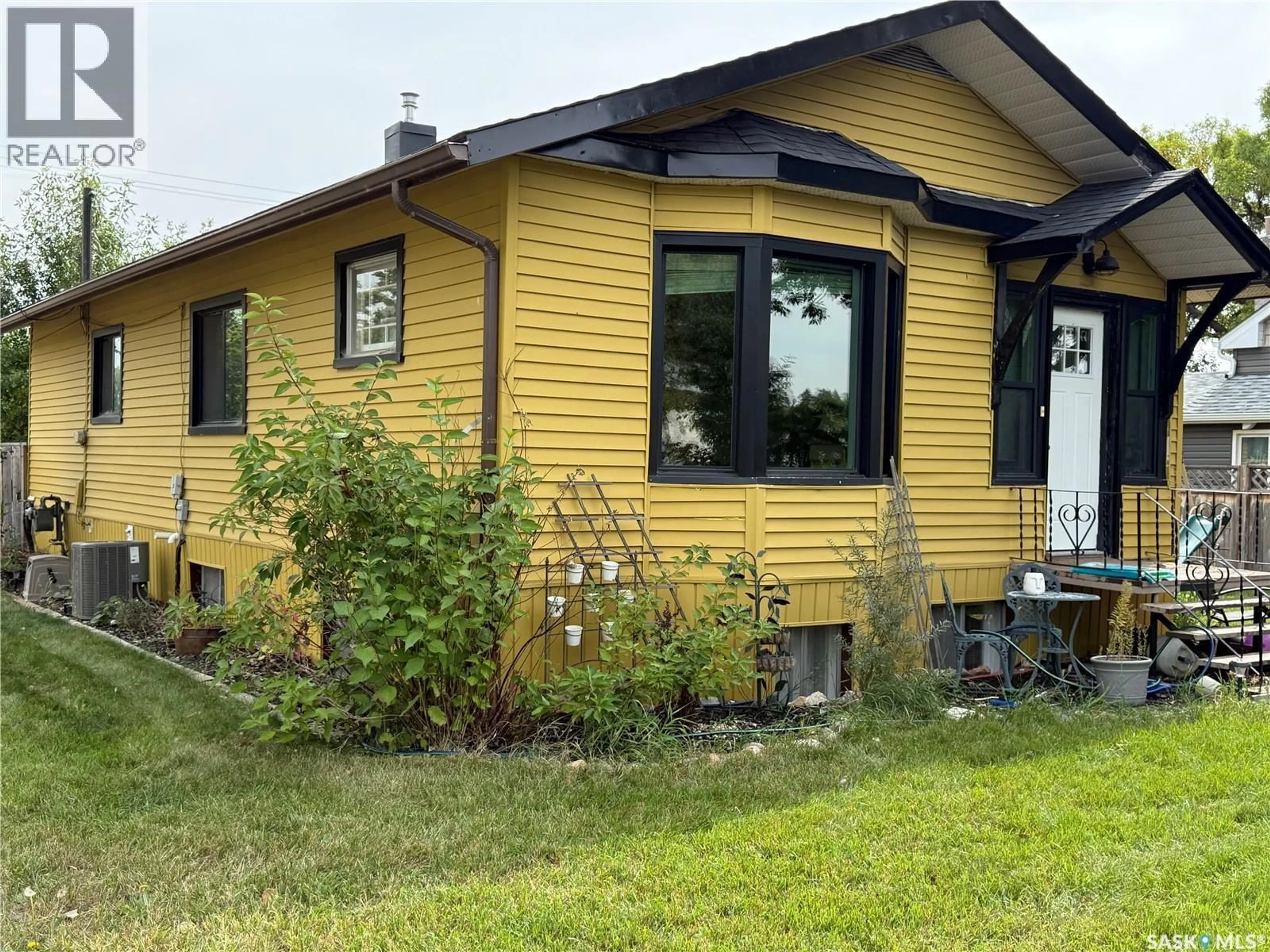 Home with vinyl exterior material, street for 575 8TH AVENUE, Swift Current Saskatchewan S9H2R2