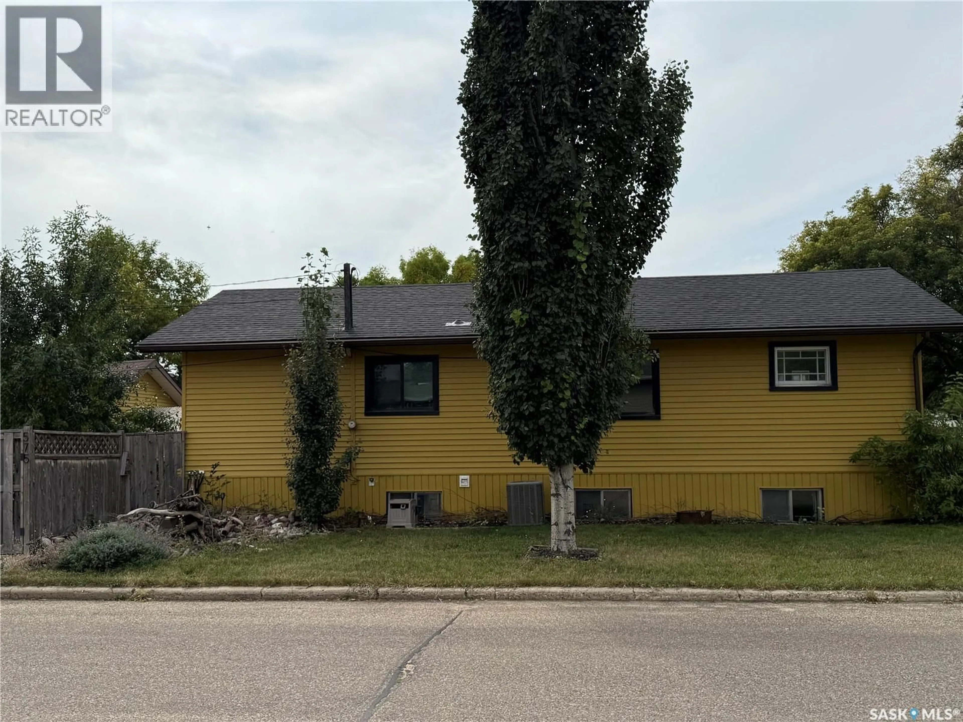 Home with vinyl exterior material, street for 575 8TH AVENUE, Swift Current Saskatchewan S9H2R2