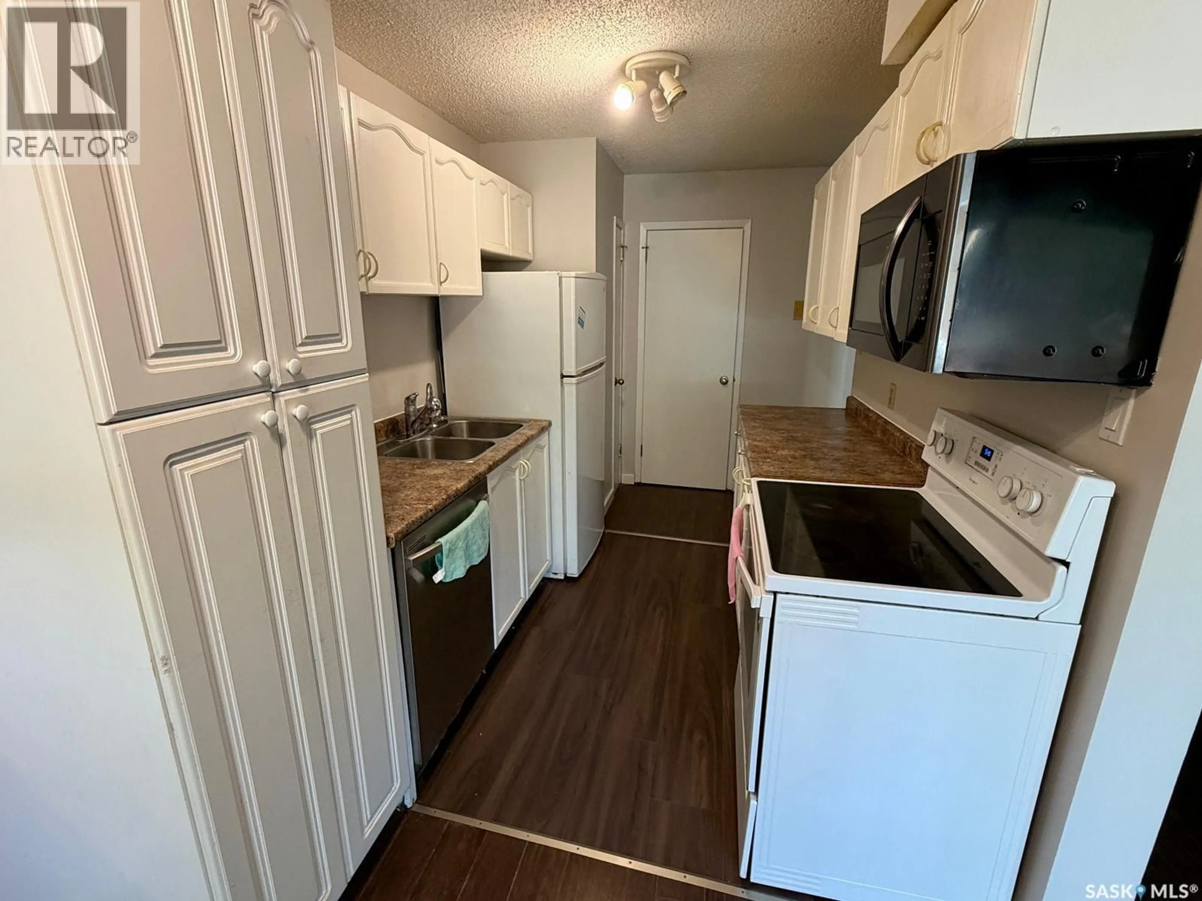 Standard kitchen, unknown for F - 4216 CASTLE ROAD, Regina Saskatchewan S4S4W1