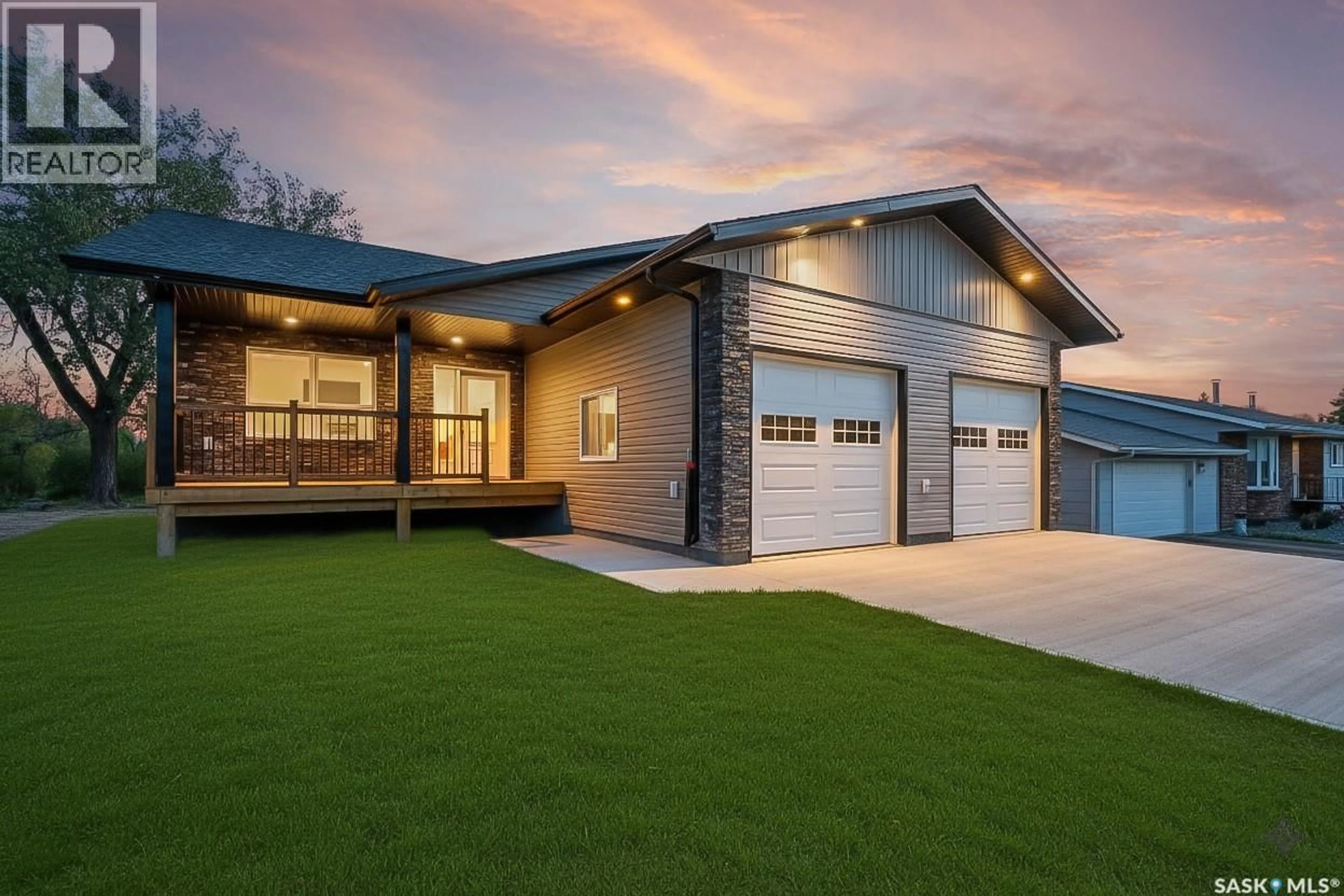 Home with vinyl exterior material, building for 117 KHAMIS STREET, Mortlach Saskatchewan S0H3E0