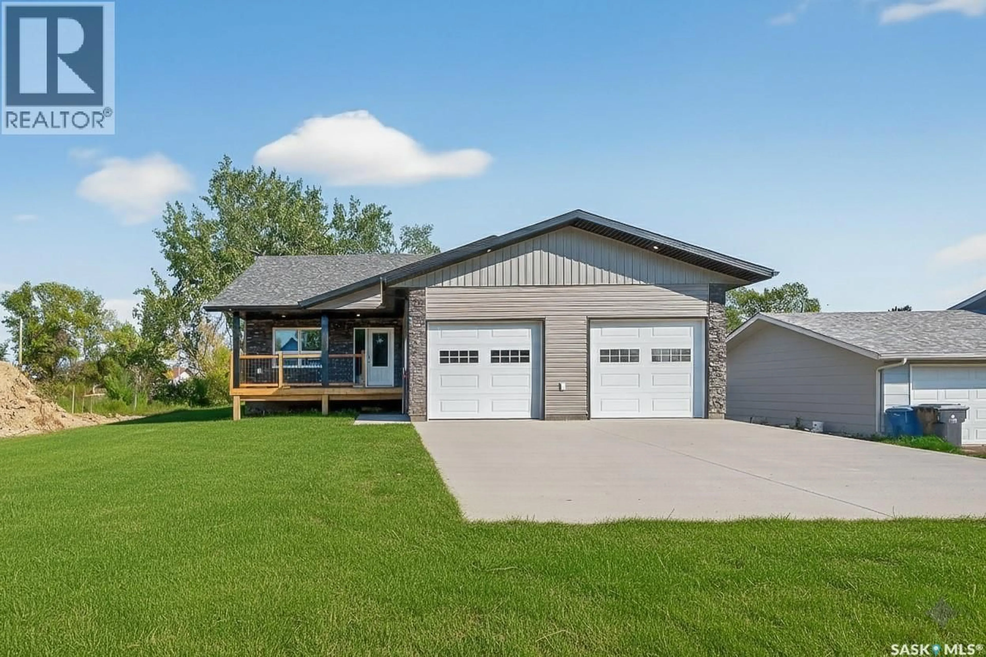 Home with vinyl exterior material, street for 117 KHAMIS STREET, Mortlach Saskatchewan S0H3E0