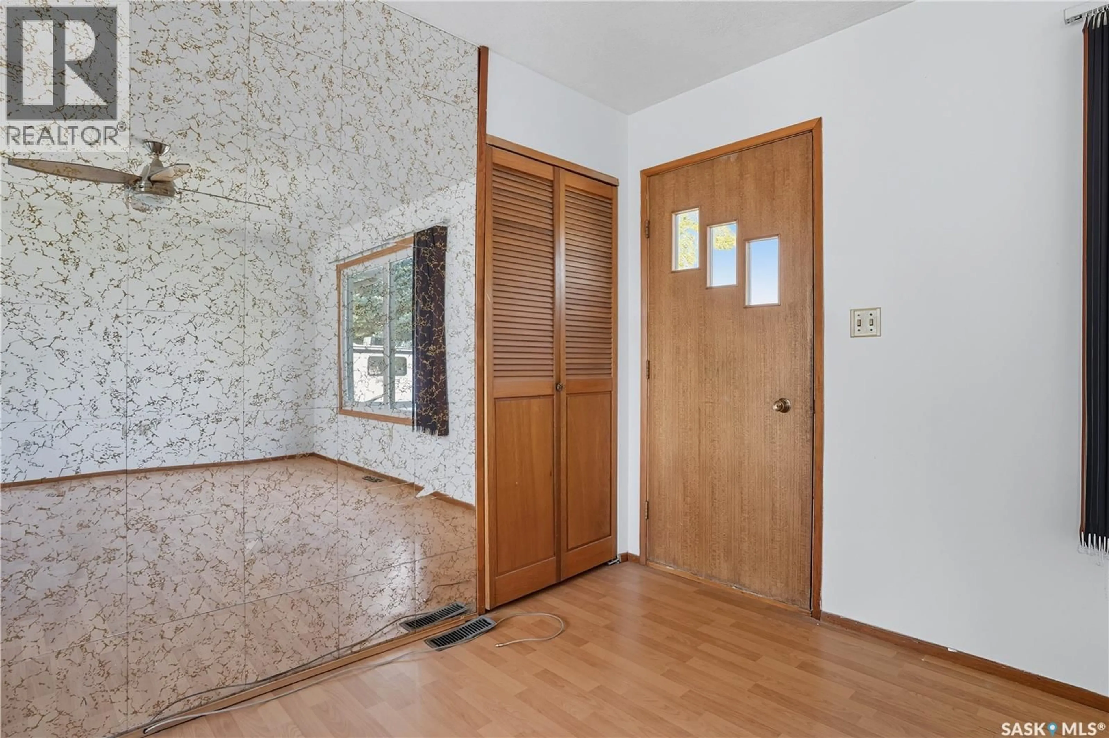 Indoor entryway for 244 5TH AVENUE, Gravelbourg Saskatchewan S0H1X0