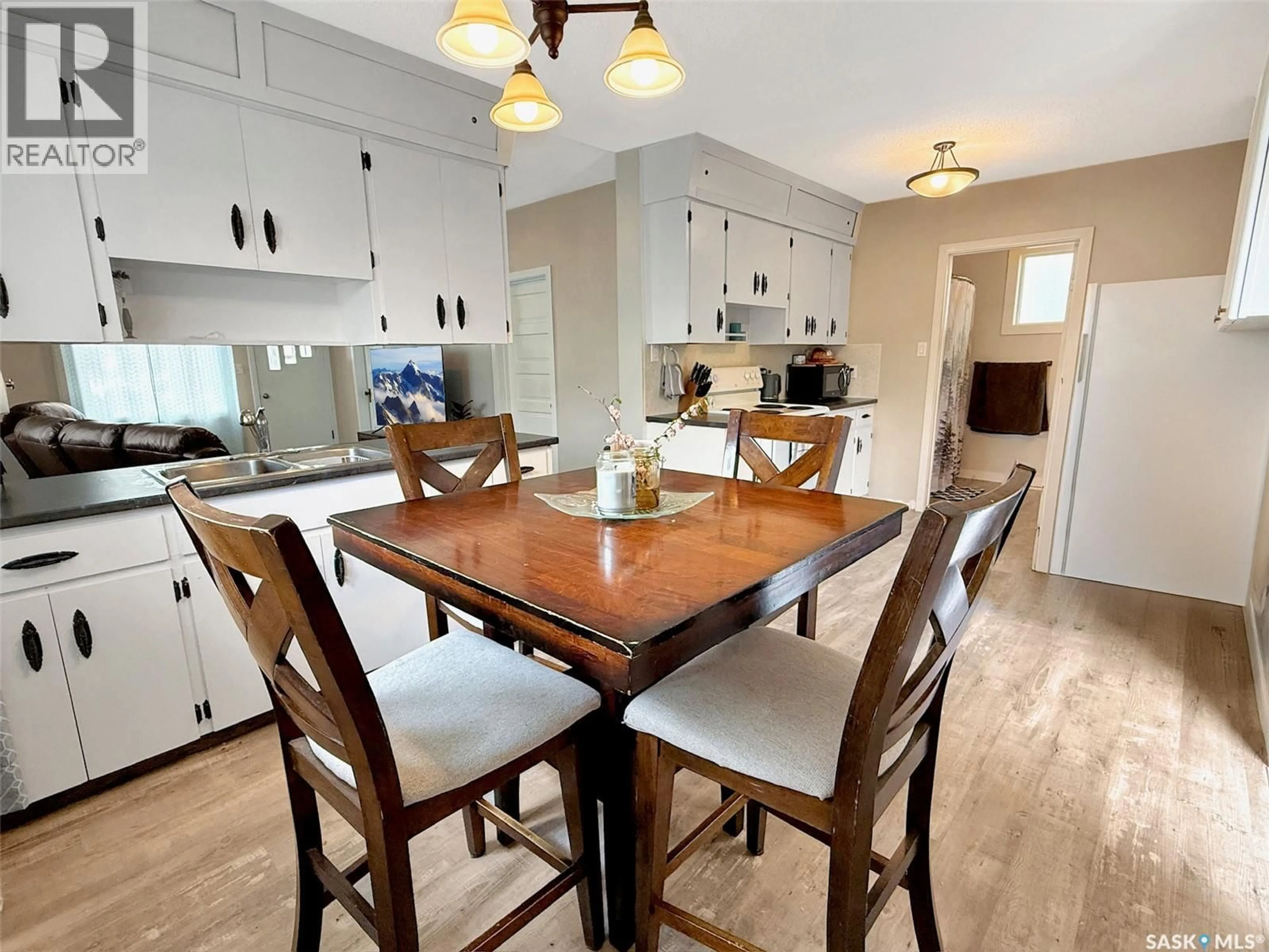 Open concept kitchen, unknown for 17 3RD AVENUE, Swift Current Saskatchewan S9H2G3