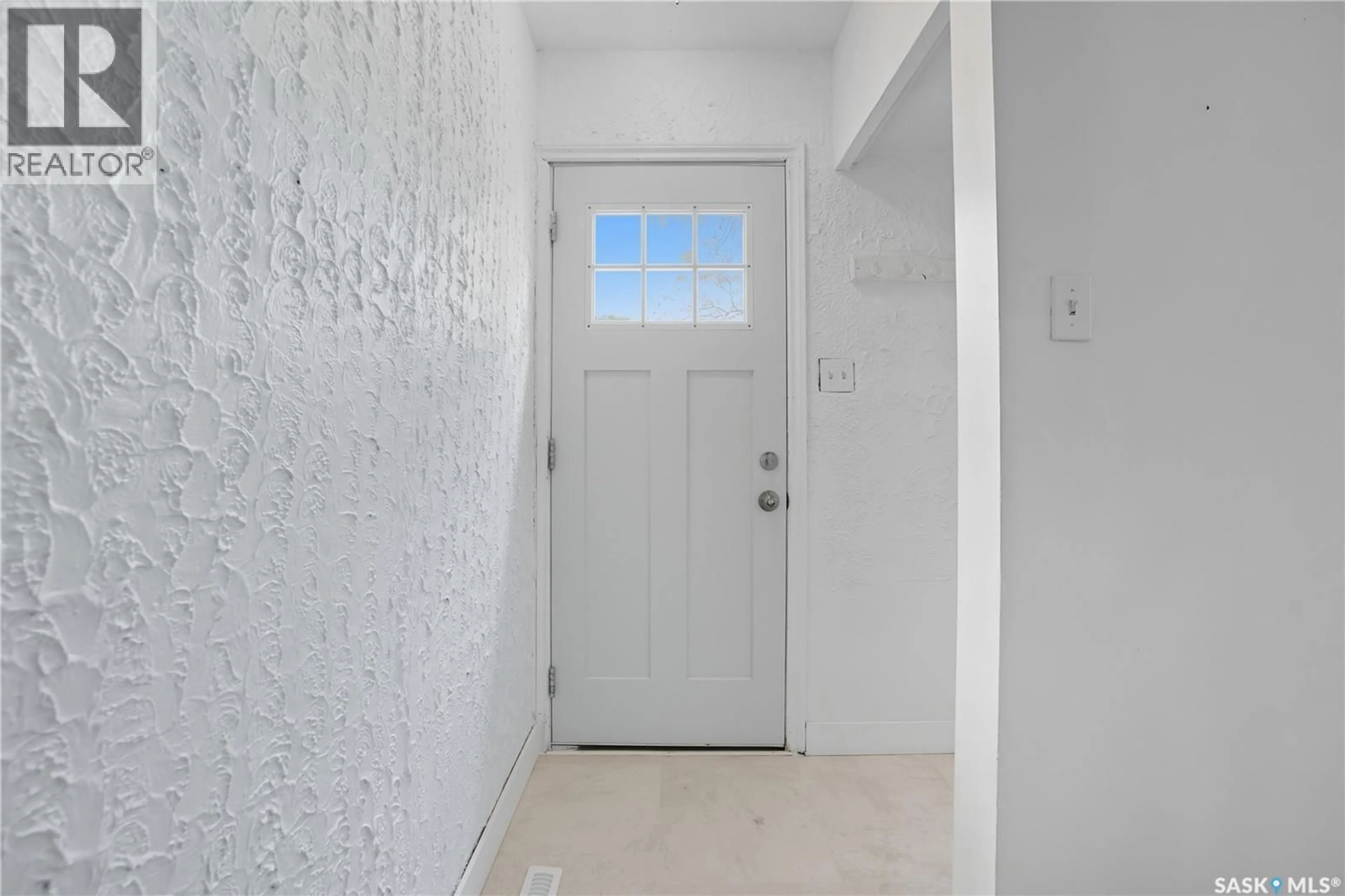 Indoor entryway for 422 ROYAL STREET, Regina Saskatchewan S4R4Y6