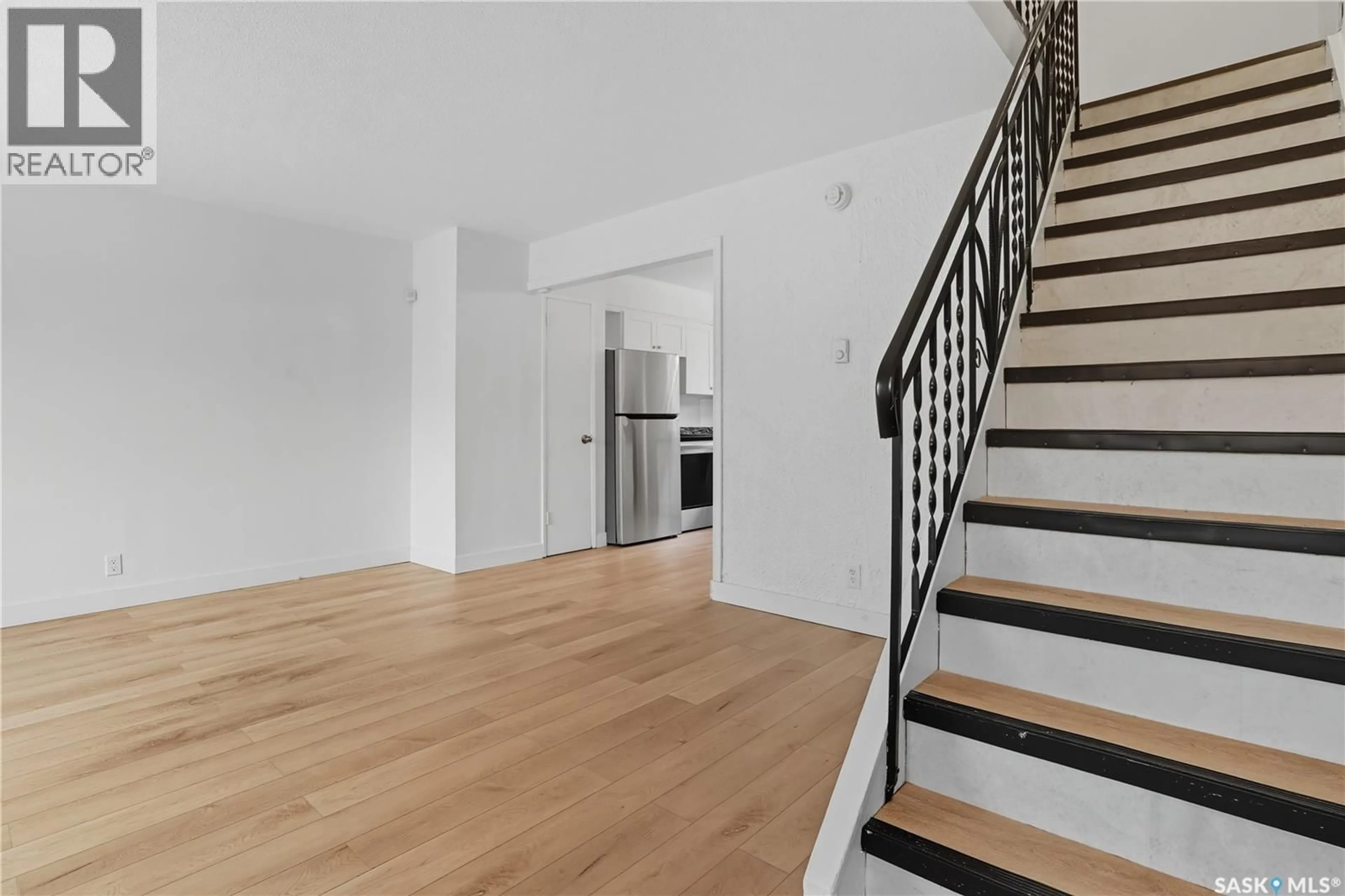 Stairs for 422 ROYAL STREET, Regina Saskatchewan S4R4Y6