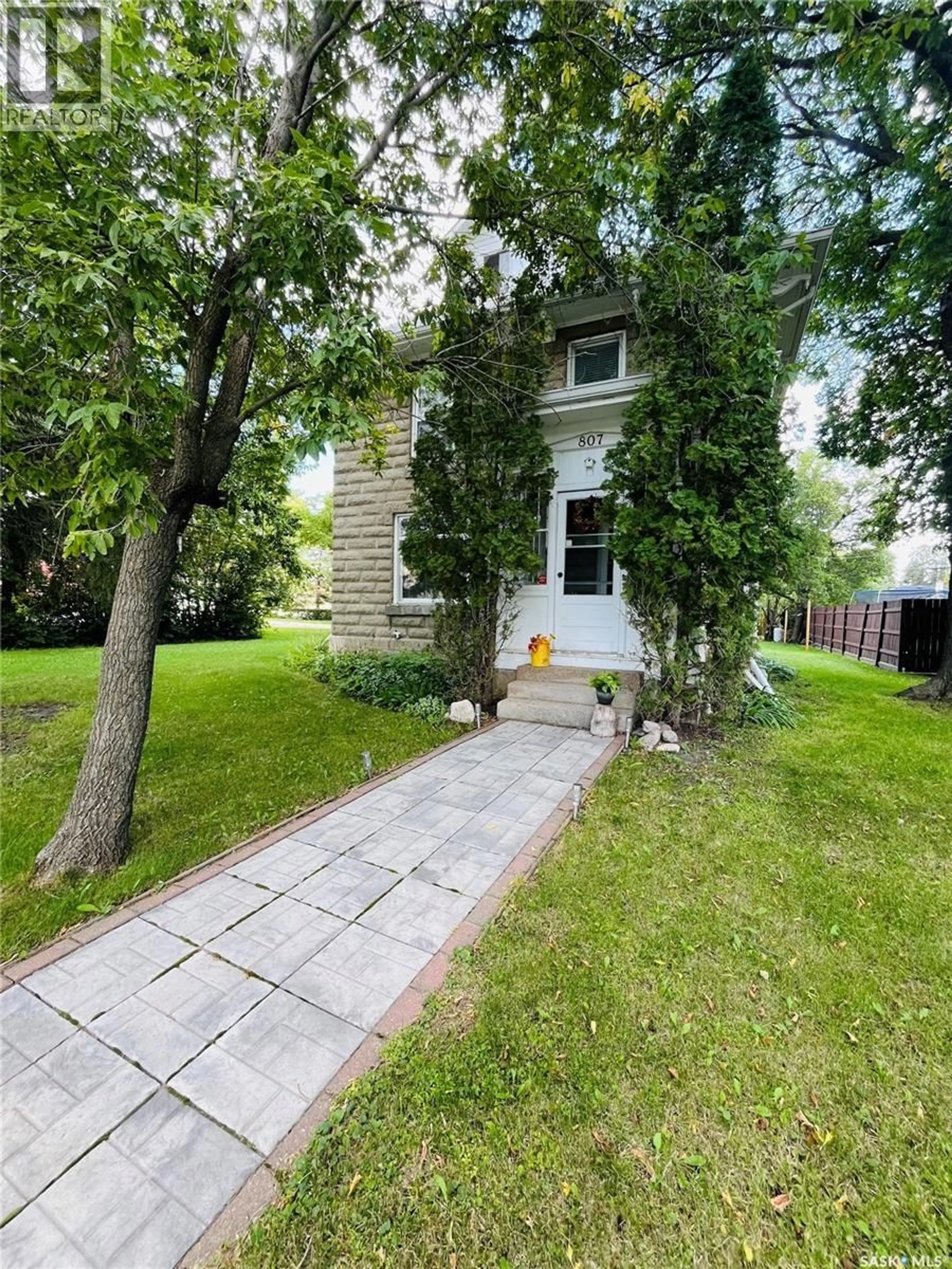A pic from outside/outdoor area/front of a property/back of a property/a pic from drone, street for 807 GORDON STREET, Moosomin Saskatchewan S0G3N0