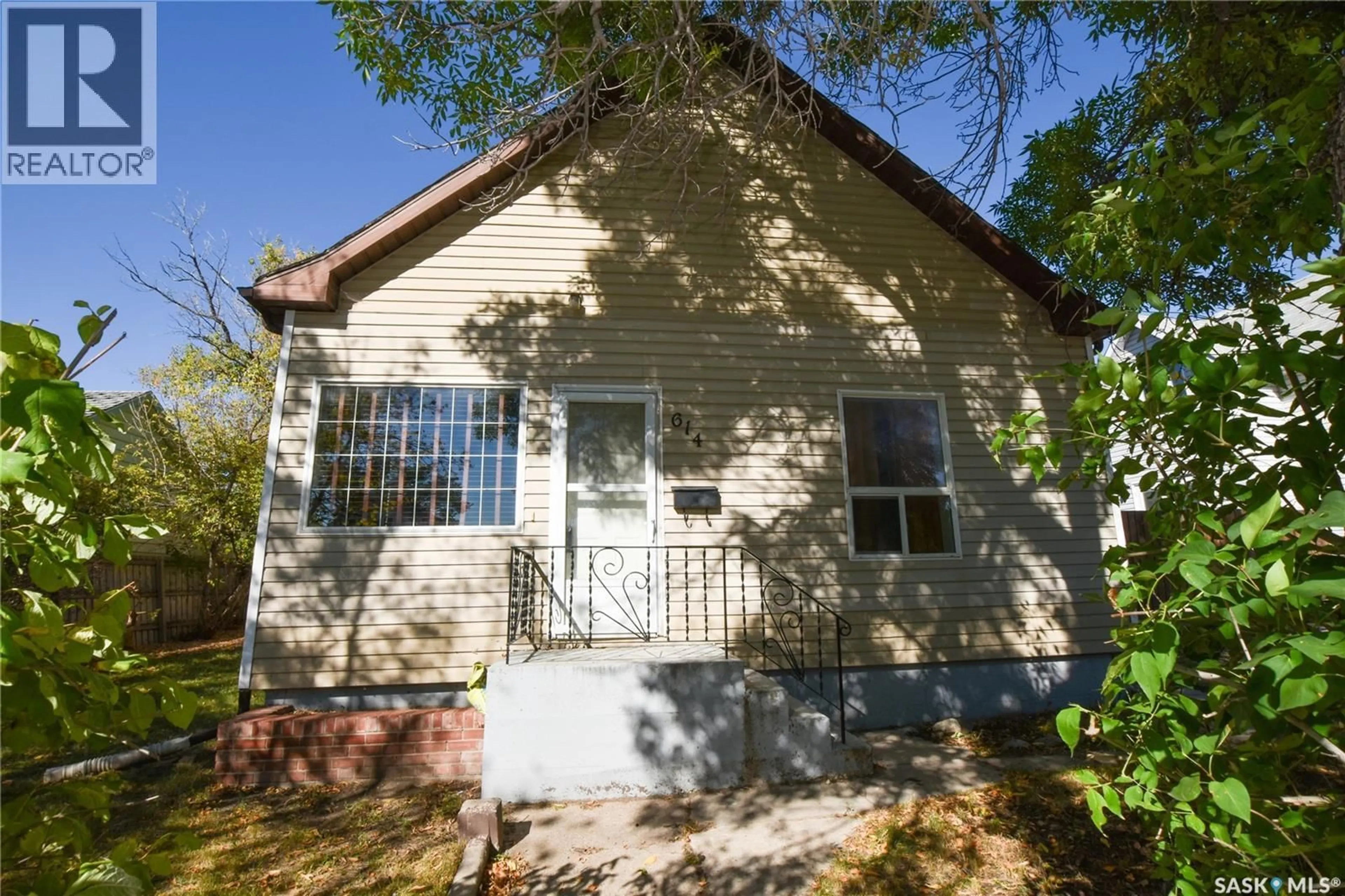 Home with vinyl exterior material, building for 614 OMINICA STREET, Moose Jaw Saskatchewan S6H0H5