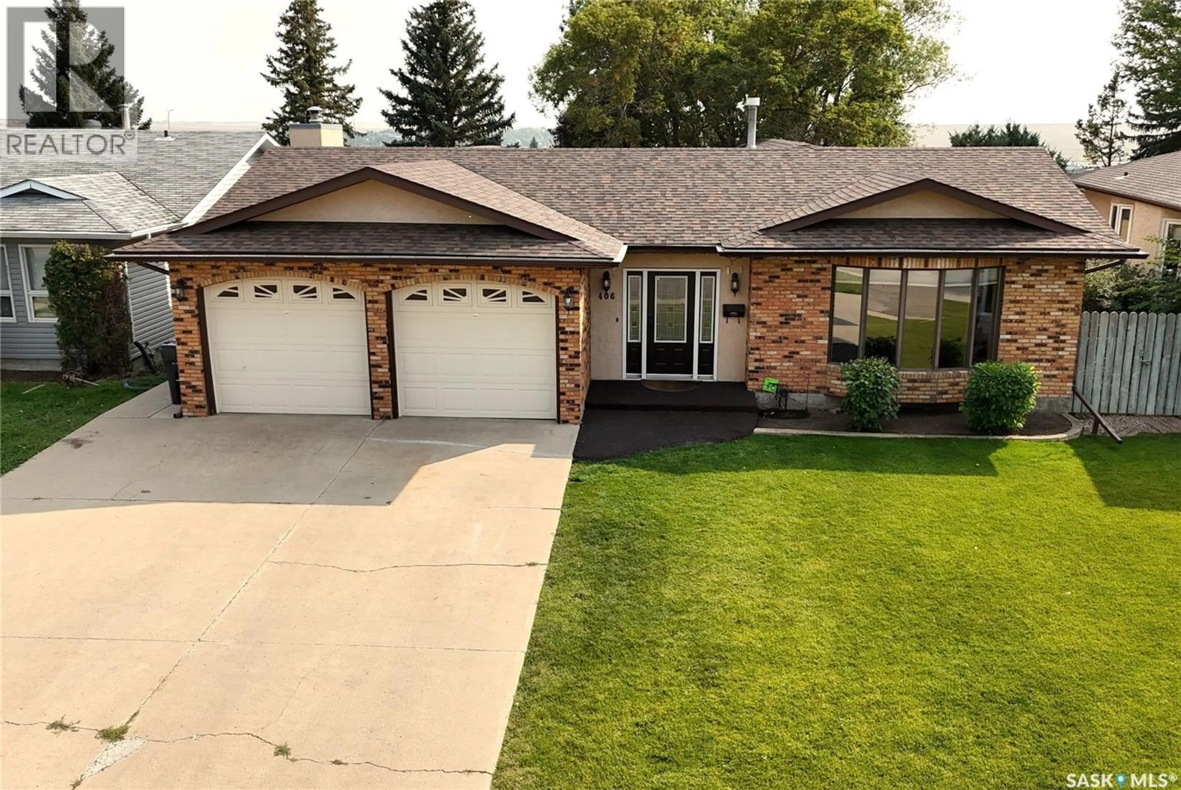 Home with vinyl exterior material, street for 406 CURRY CRESCENT, Swift Current Saskatchewan S9H4X4