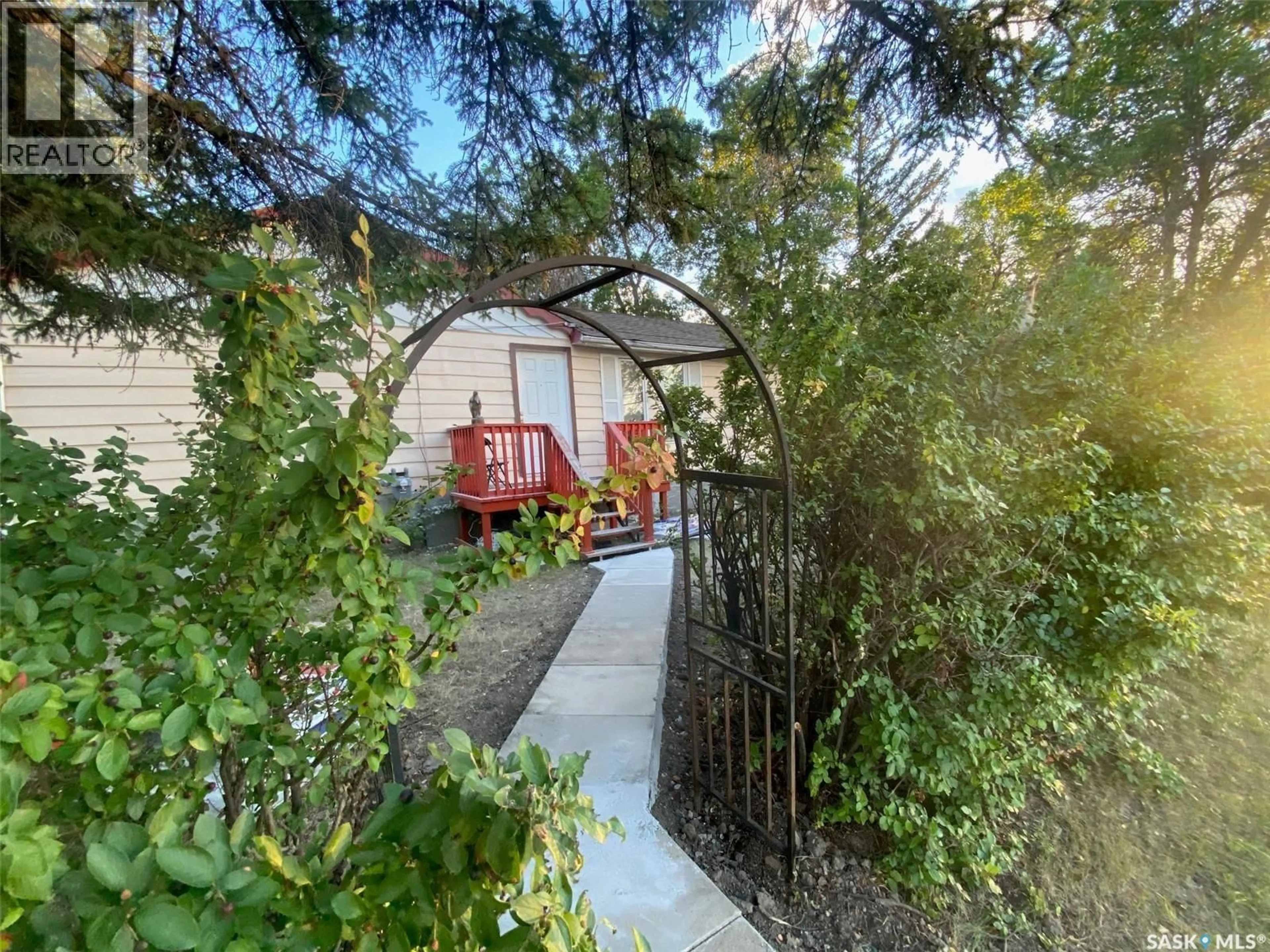 Patio, street for 1800 FORGET STREET, Regina Saskatchewan S4T4Y7