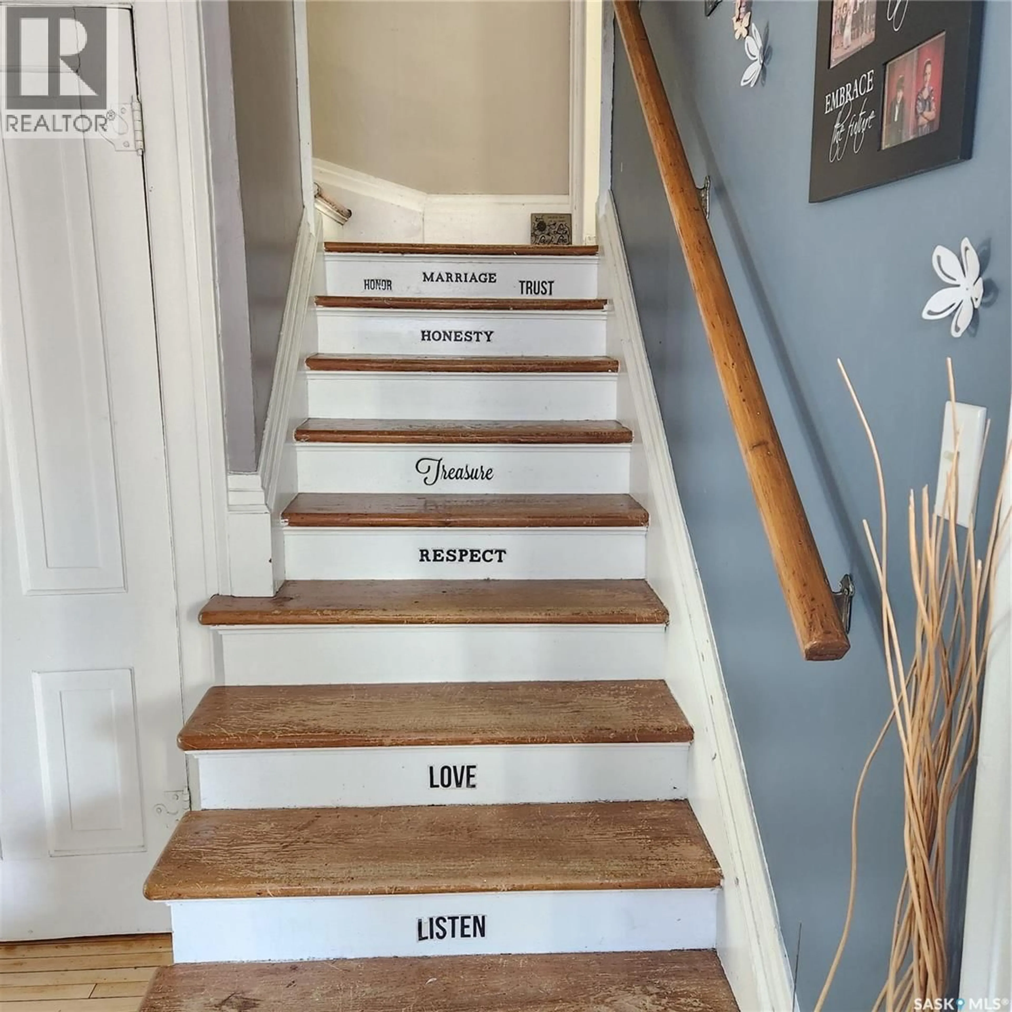 Stairs for 358-364 STADACONA STREET, Moose Jaw Saskatchewan S6H1Z6