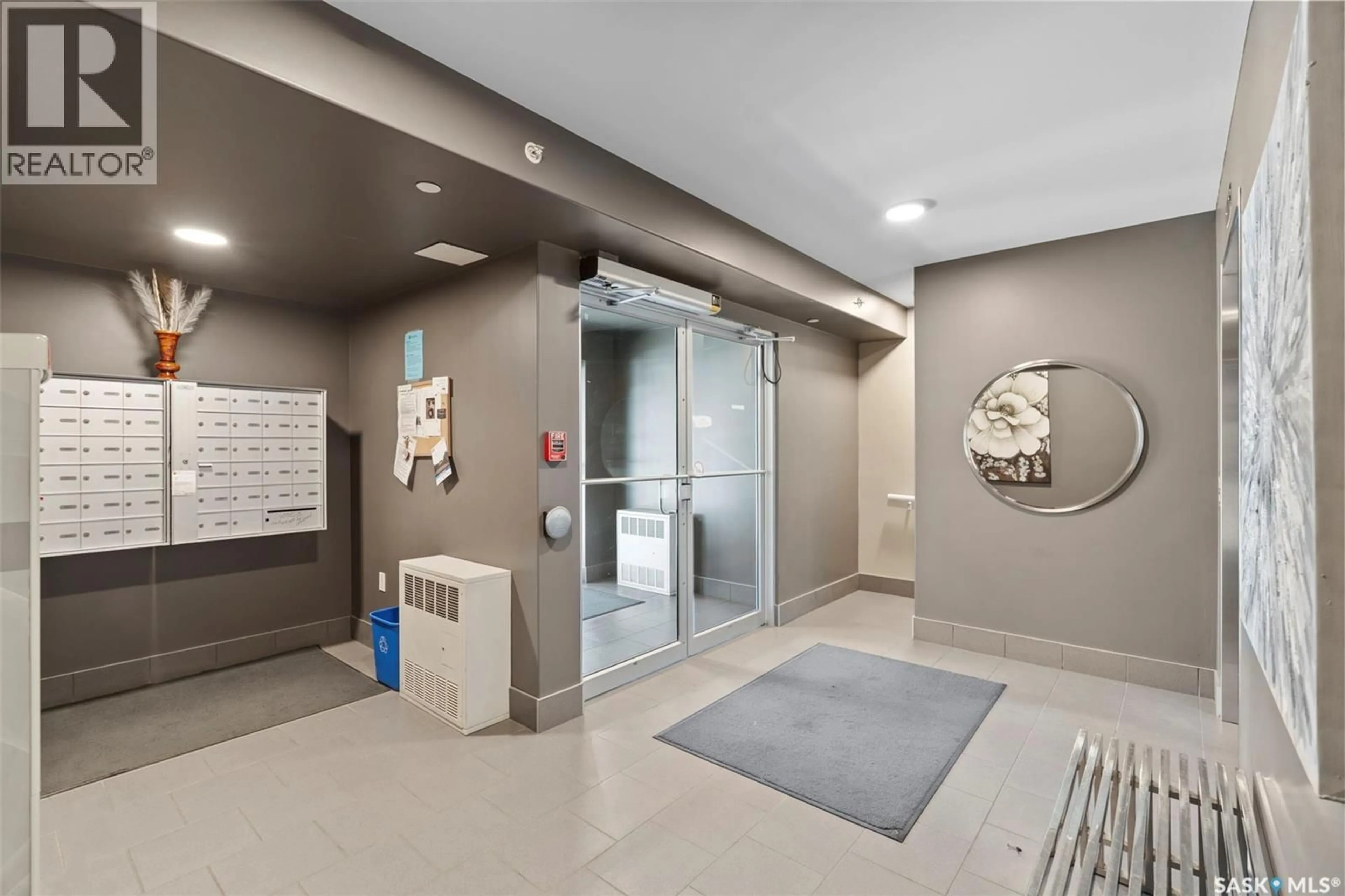 Indoor foyer for 110 - 5206 WILLIS CRESCENT, Saskatoon Saskatchewan S7T0N5