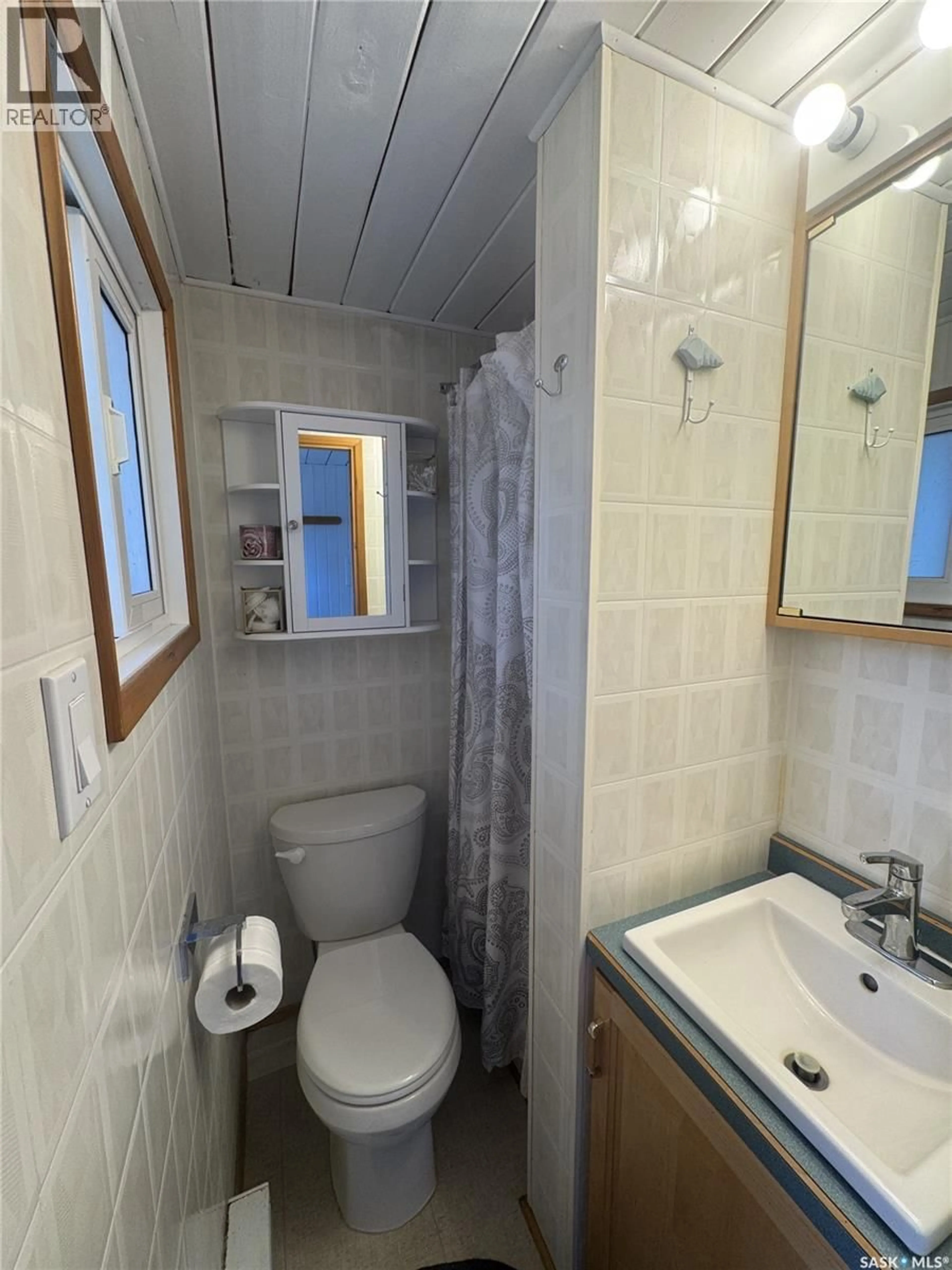 Standard bathroom, unknown for 1530 JAY, Prince Albert National Park Saskatchewan S0J2Y0