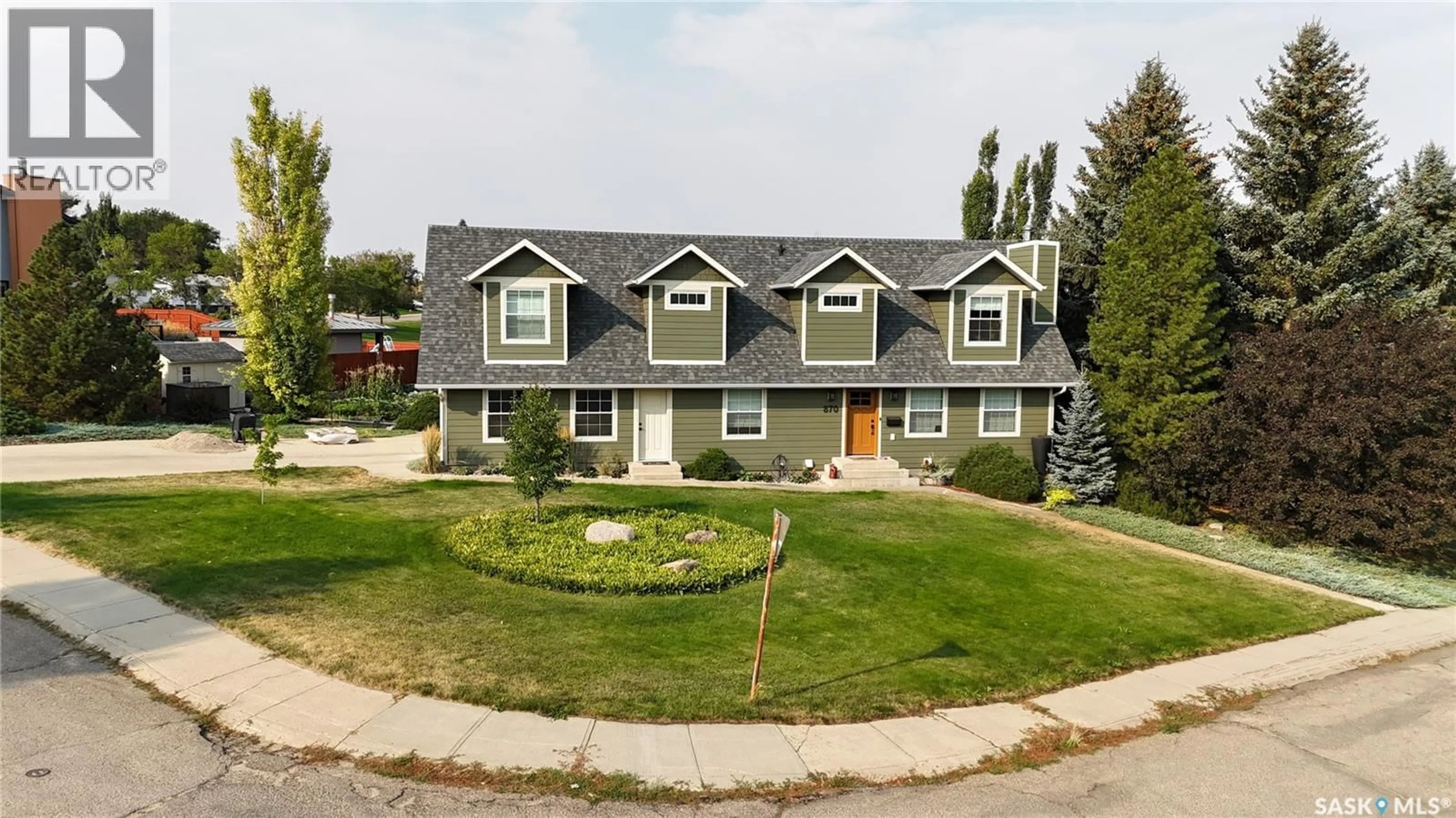 A pic from outside/outdoor area/front of a property/back of a property/a pic from drone, street for 870 FIELD DRIVE, Swift Current Saskatchewan S9H4N5