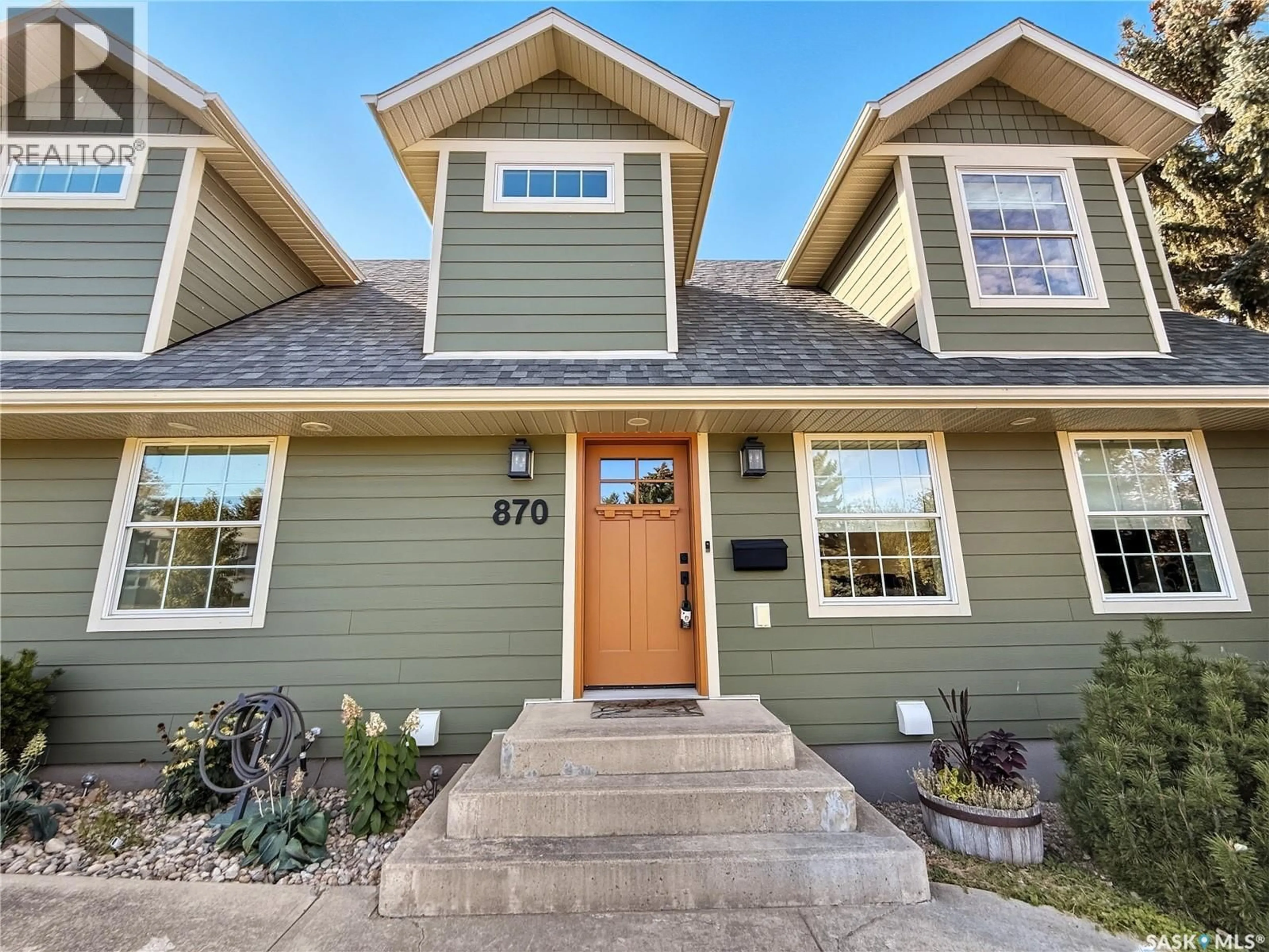 Home with vinyl exterior material, street for 870 FIELD DRIVE, Swift Current Saskatchewan S9H4N5