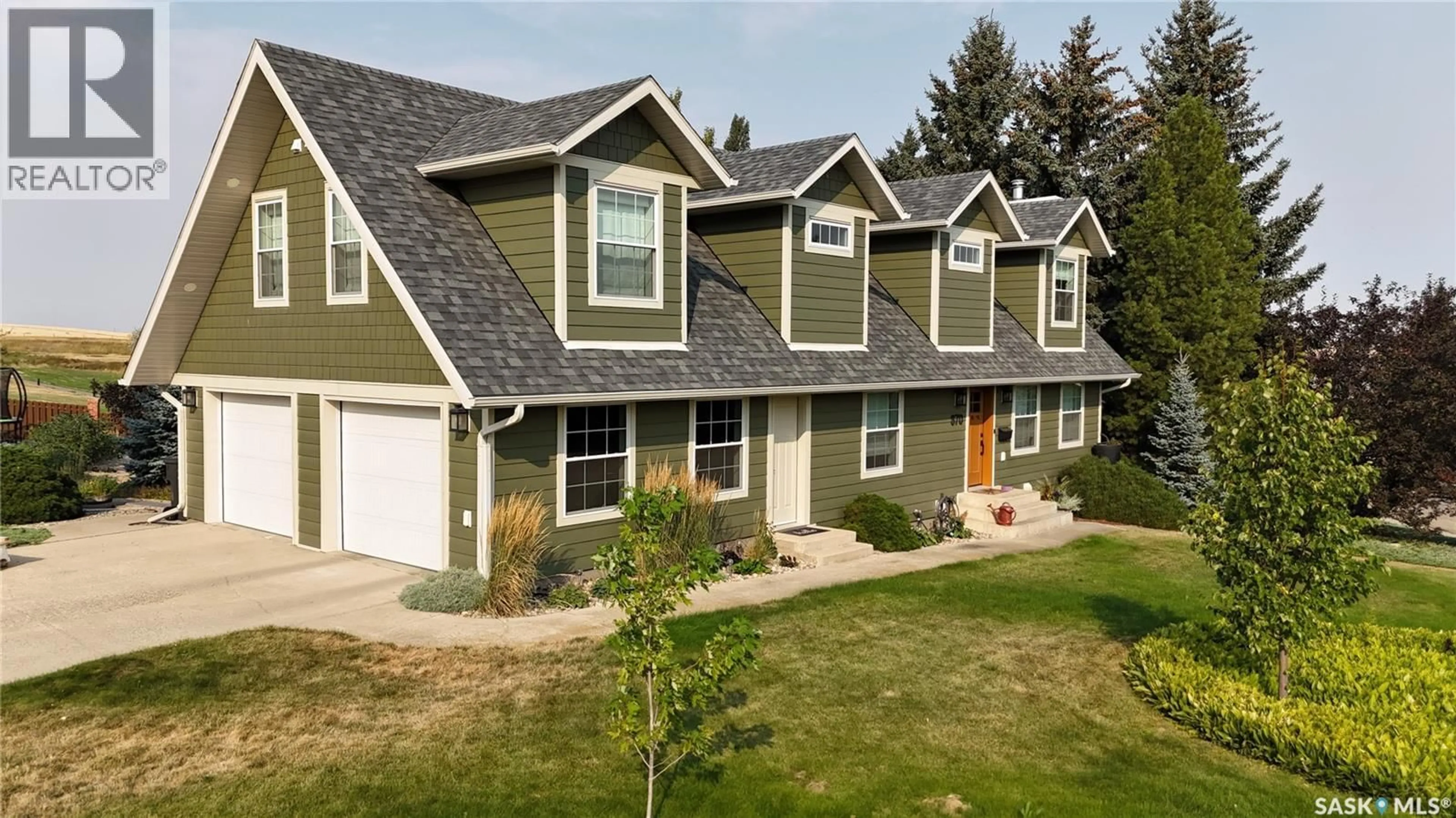 Home with vinyl exterior material, street for 870 FIELD DRIVE, Swift Current Saskatchewan S9H4N5