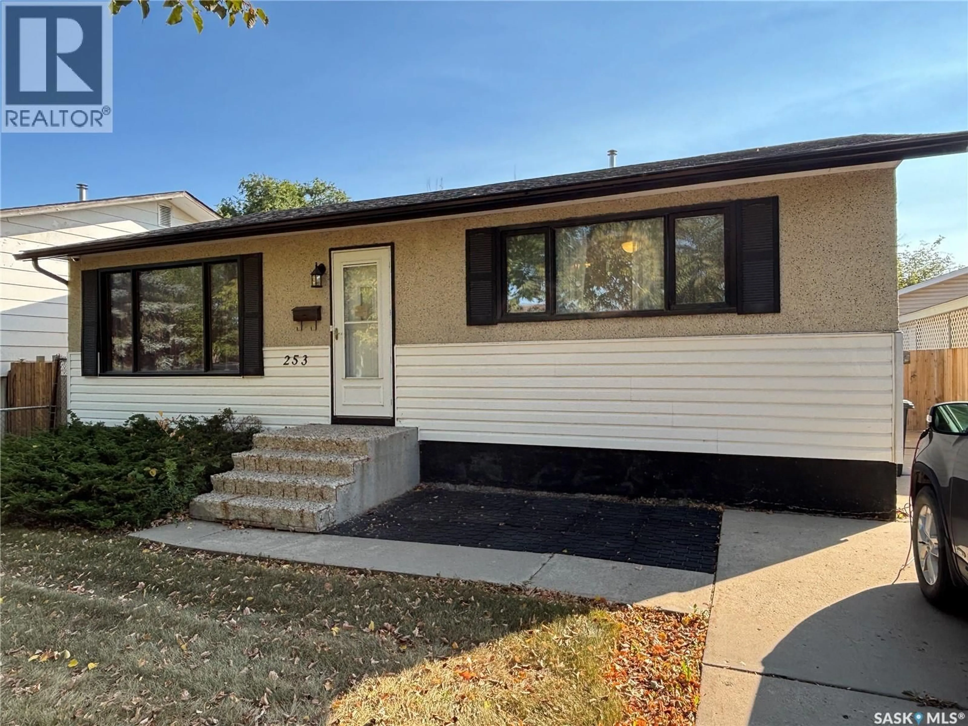 Home with vinyl exterior material, street for 253 LLOYD CRESCENT, Saskatoon Saskatchewan S7L4Y9
