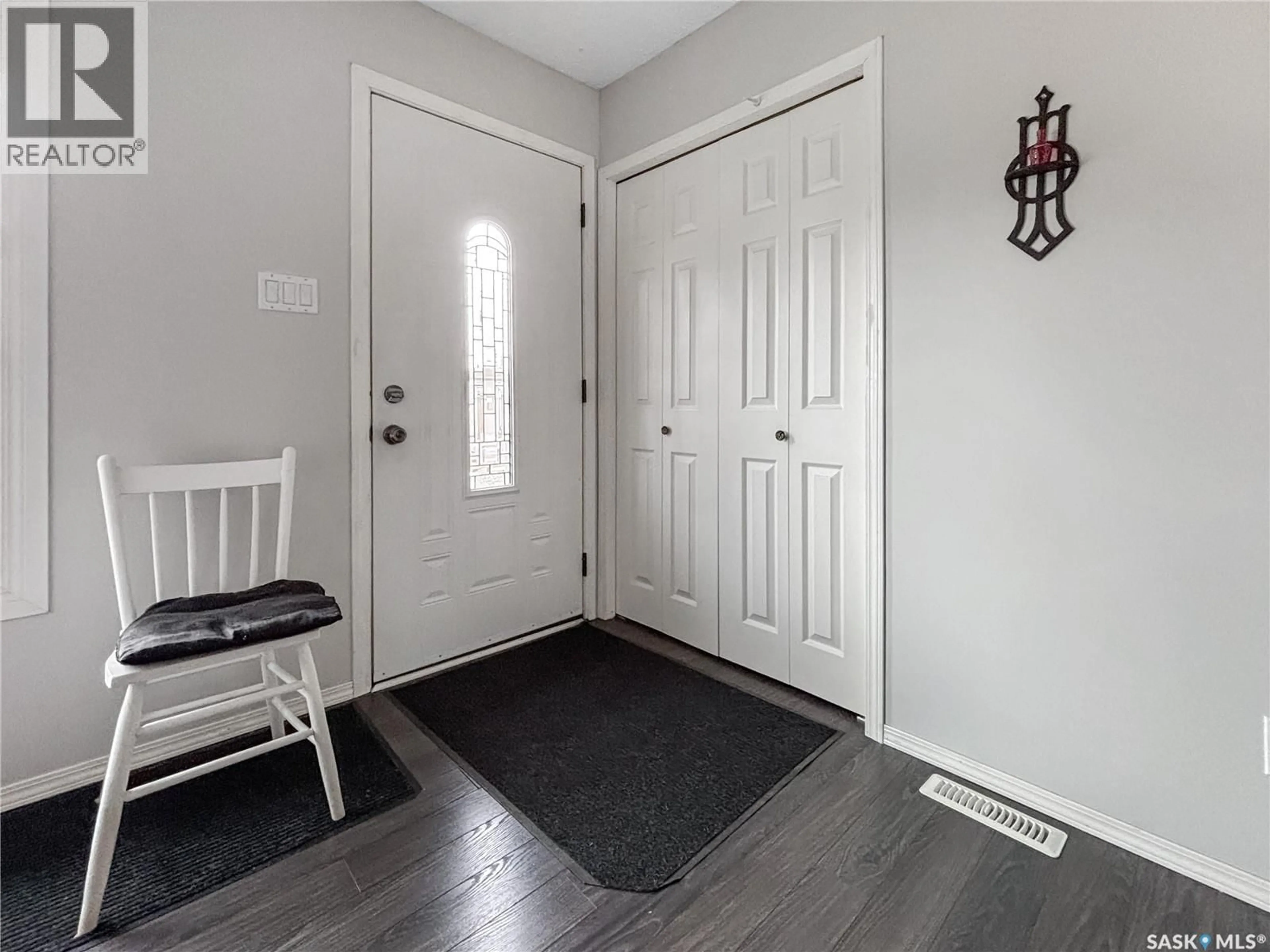 Indoor entryway for 114 COCKBURN CRESCENT, Saskatoon Saskatchewan S7L5R9