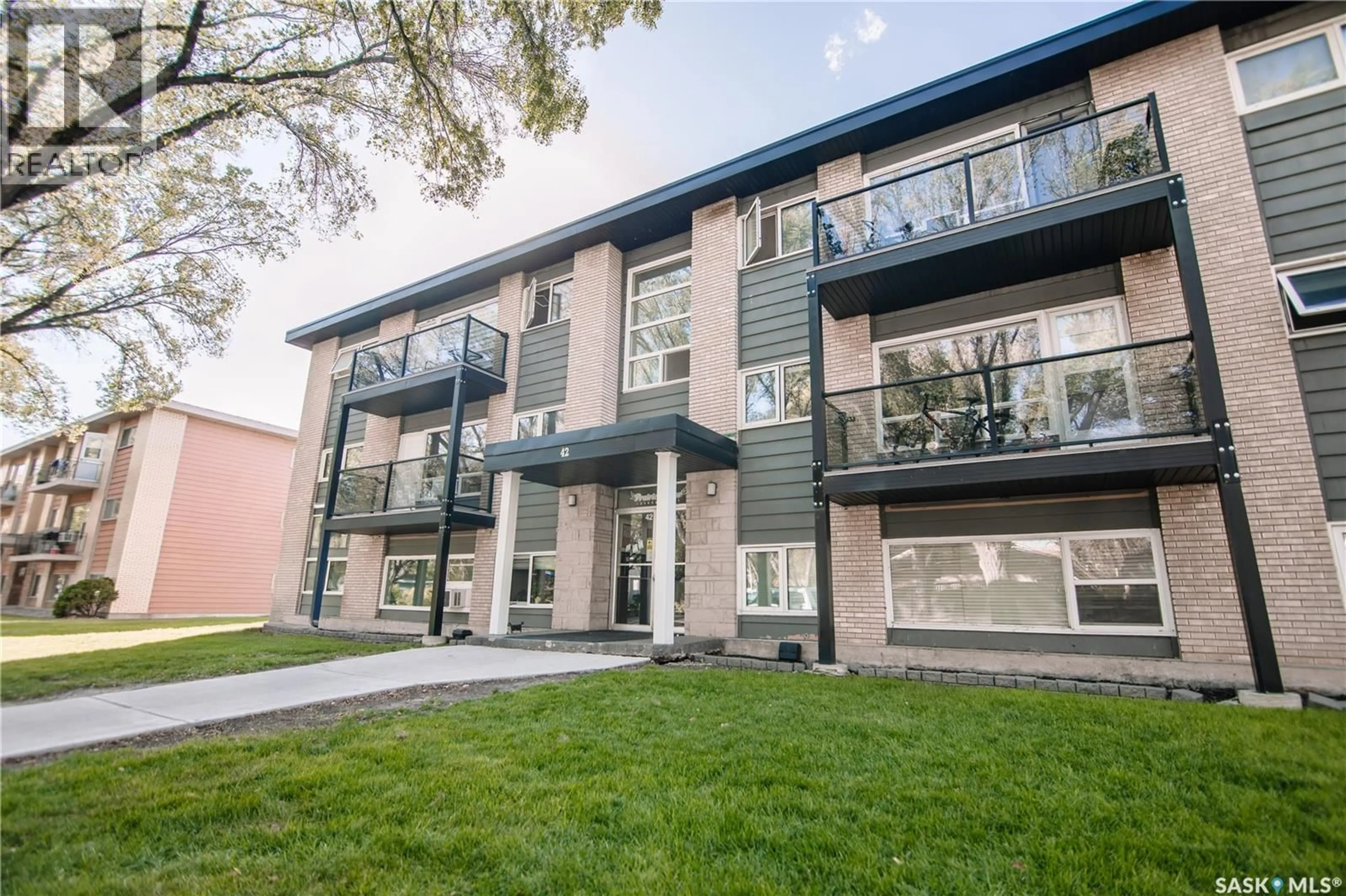 Patio, building for 28 42 SPENCE STREET, Regina Saskatchewan S4S4H4