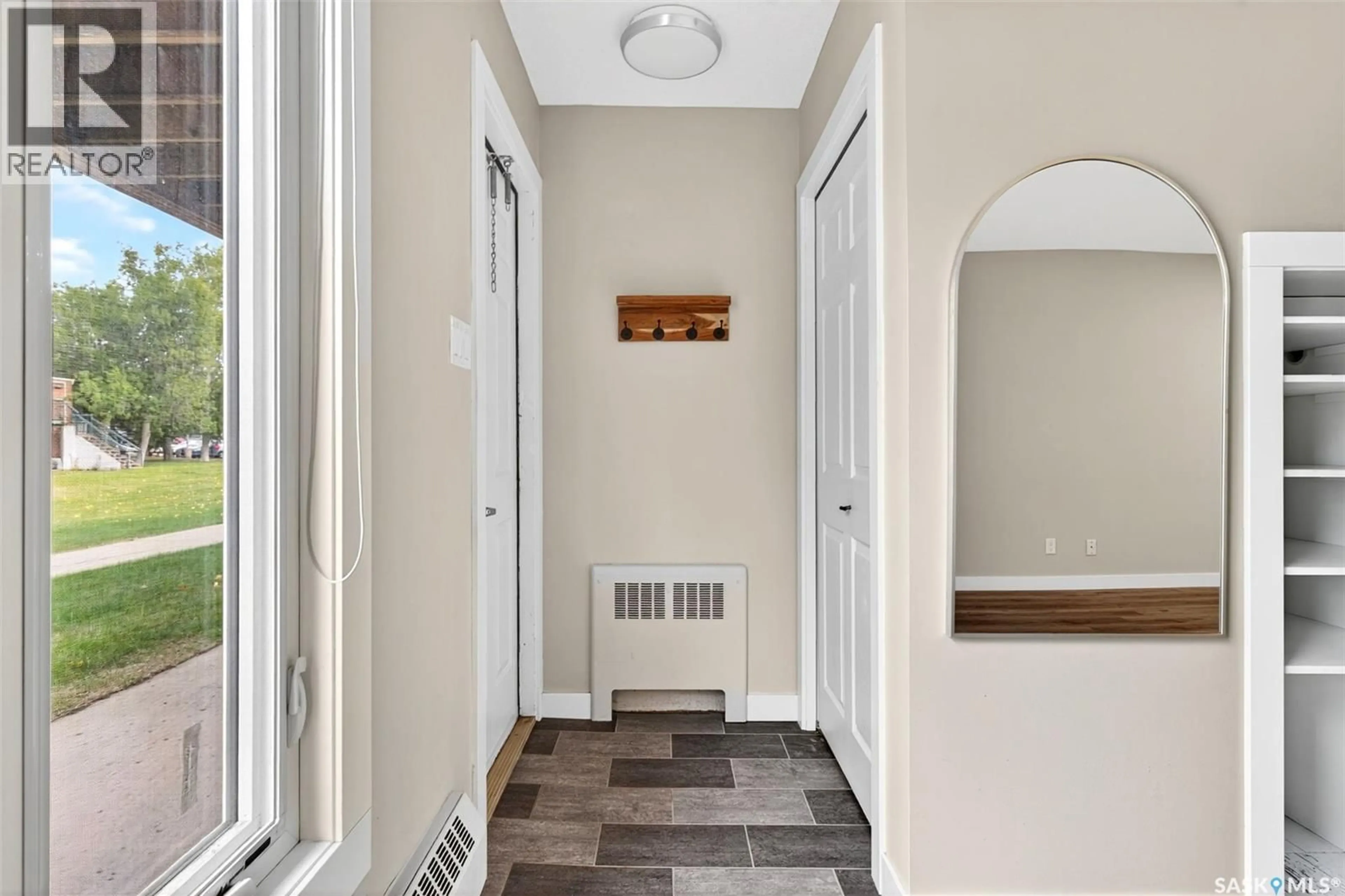 Indoor entryway for 82 NOLLET AVENUE, Regina Saskatchewan S4T7P9