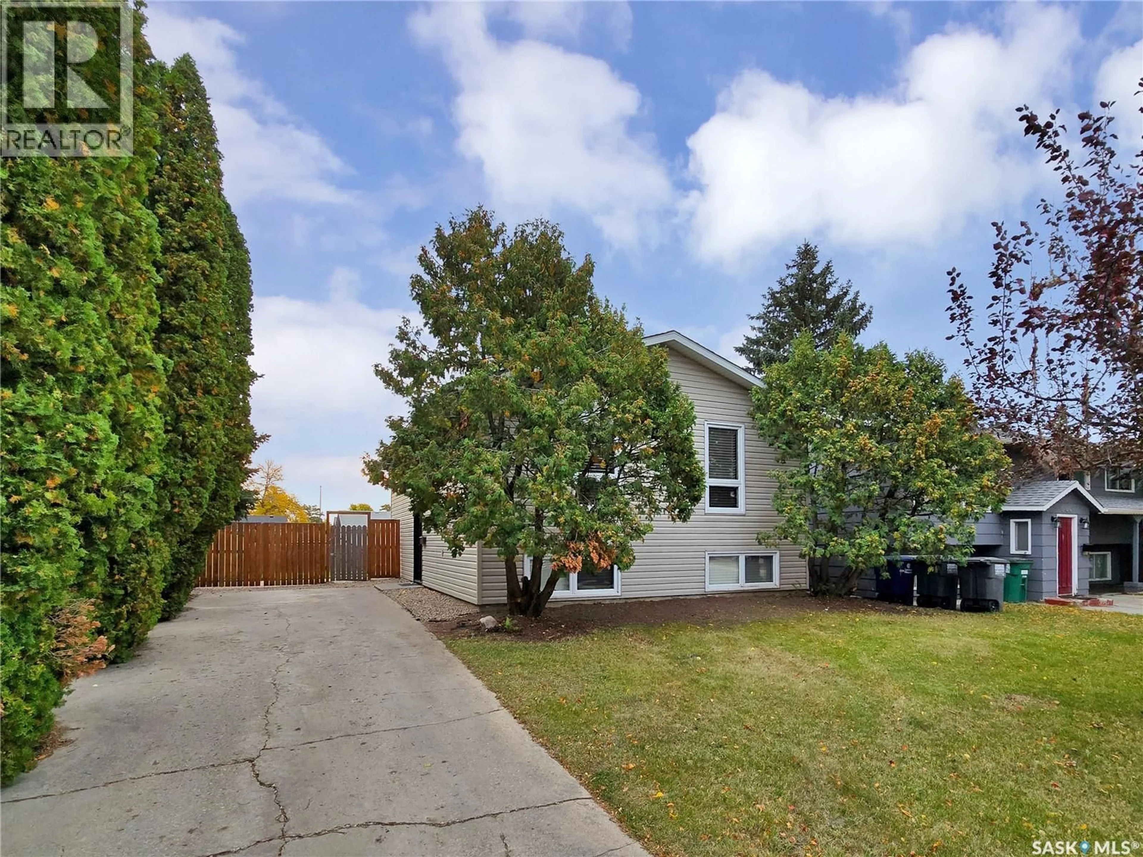 Home with vinyl exterior material, street for 610 GUELPH CRESCENT, Saskatoon Saskatchewan S7H4R6